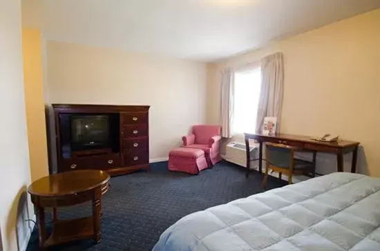 Day, TV/Entertainment Center in Alpine Inn & Suites Rockford