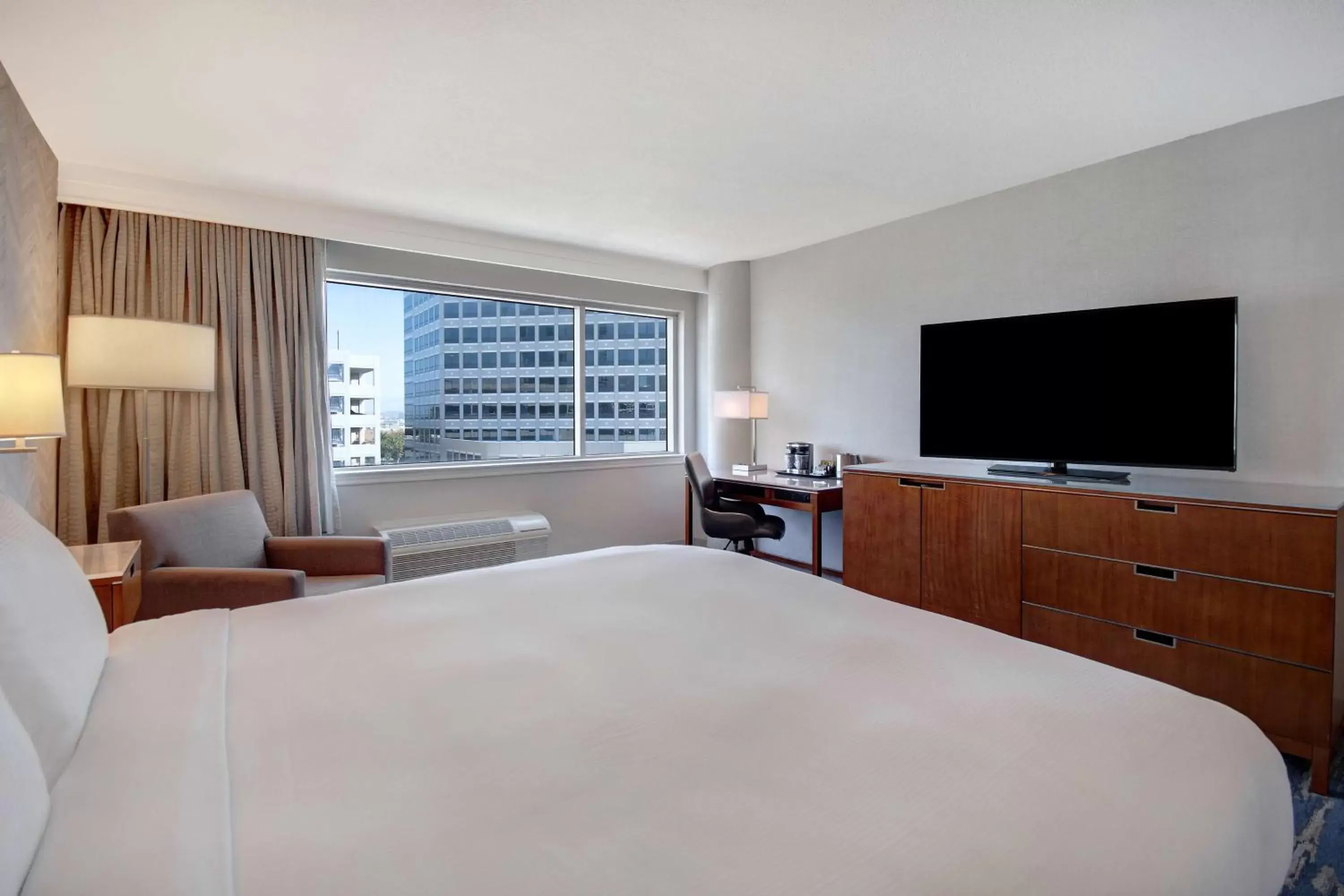 Bedroom, Bed in DoubleTree by Hilton LAX - El Segundo