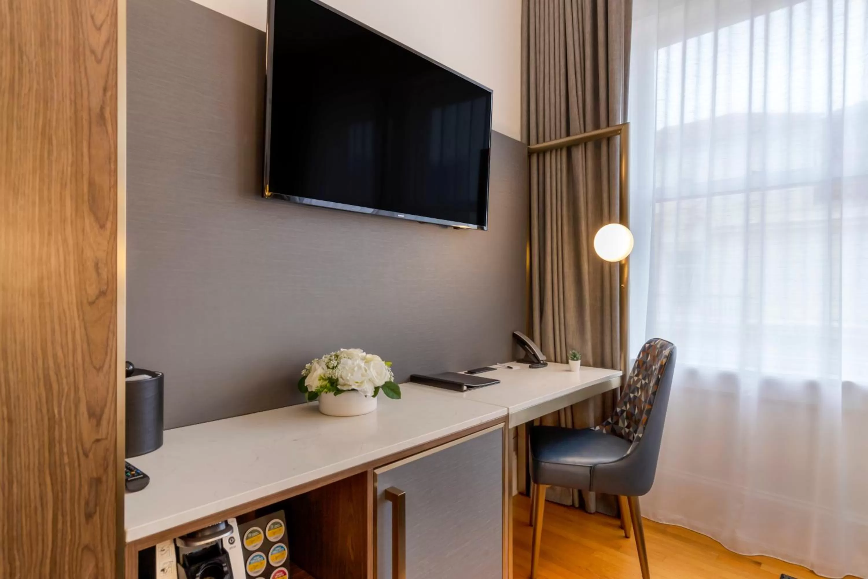 TV and multimedia in Hotel Gibbs Downtown Riverwalk