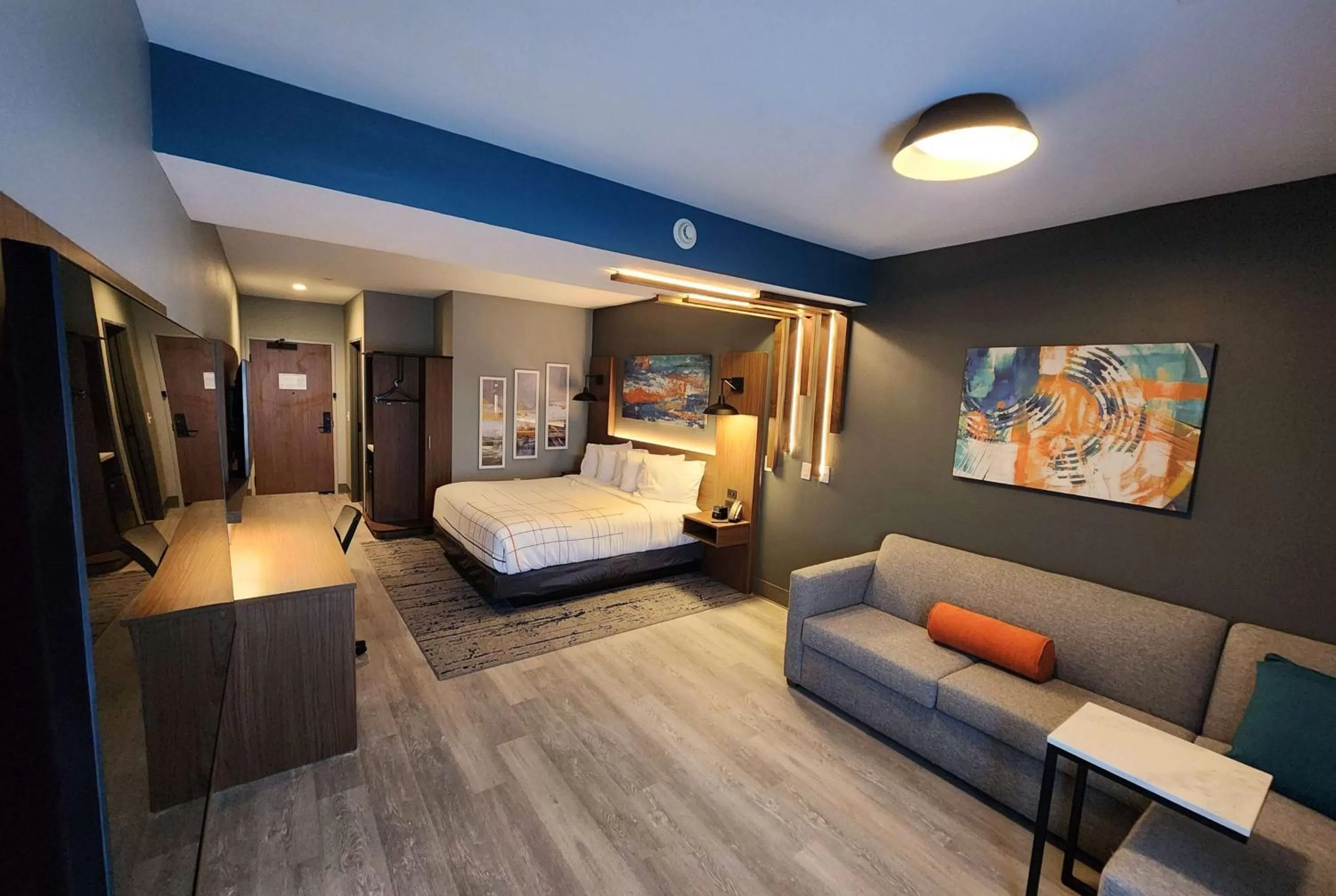 Photo of the whole room, Bed in La Quinta Inn & Suites by Wyndham Del Rio