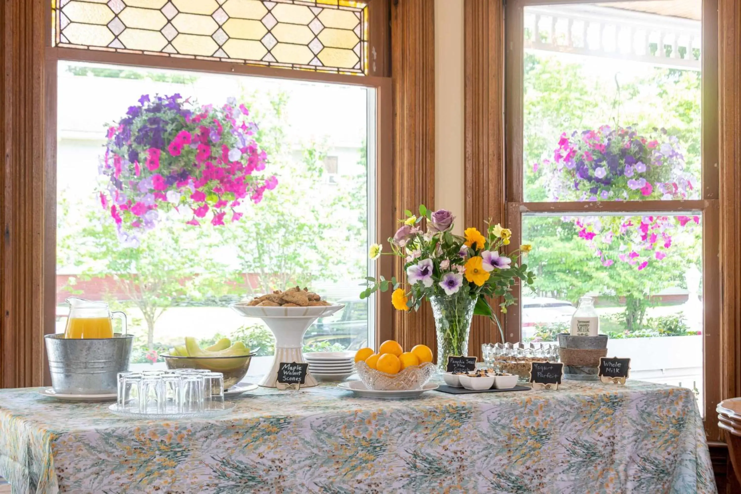 Breakfast in Old Stagecoach Inn Breakfast in Old Stagecoach Inn