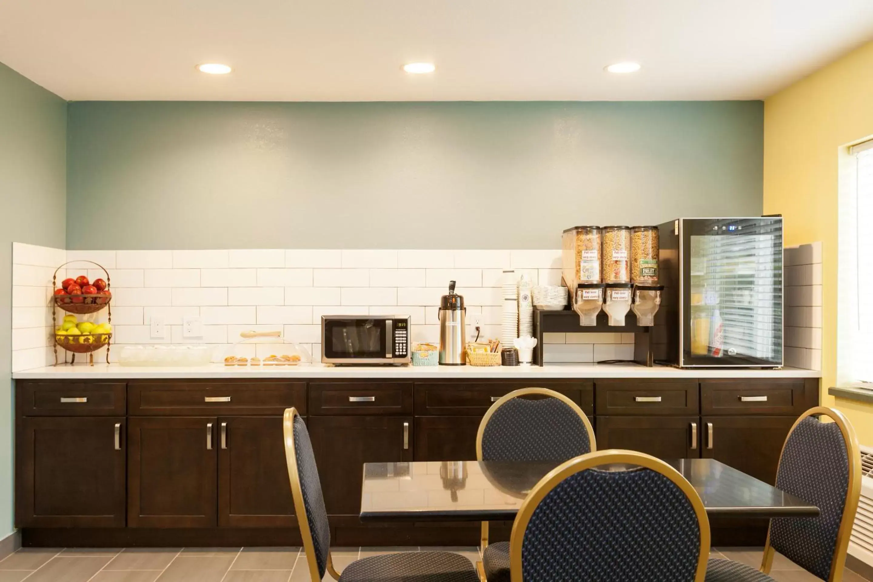 Restaurant/places to eat, Kitchen/Kitchenette in Red Lion Inn & Suites Auburn/Seattle