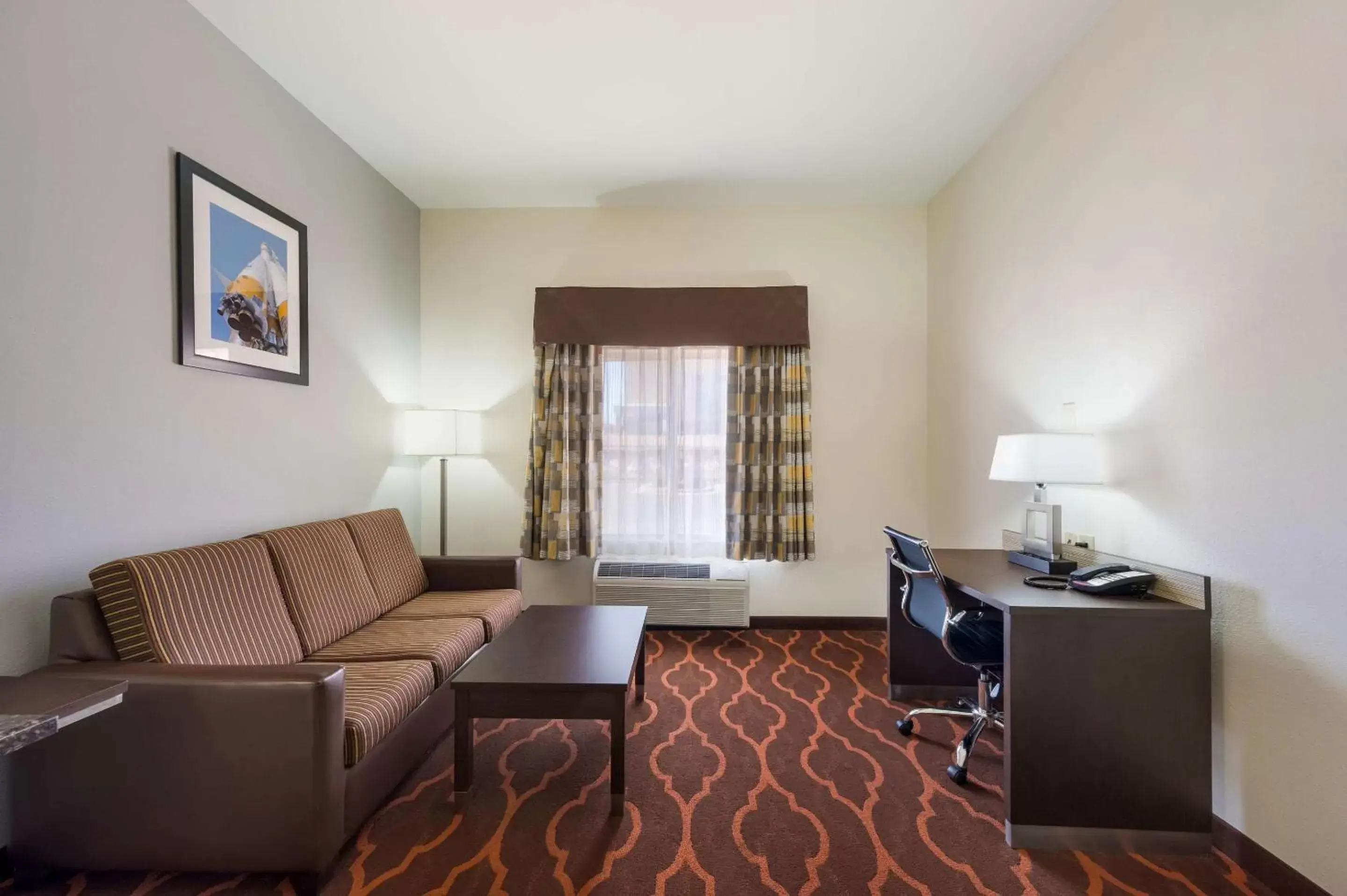 Photo of the whole room, Seating Area in Quality Inn & Suites Huntsville Research Park Area