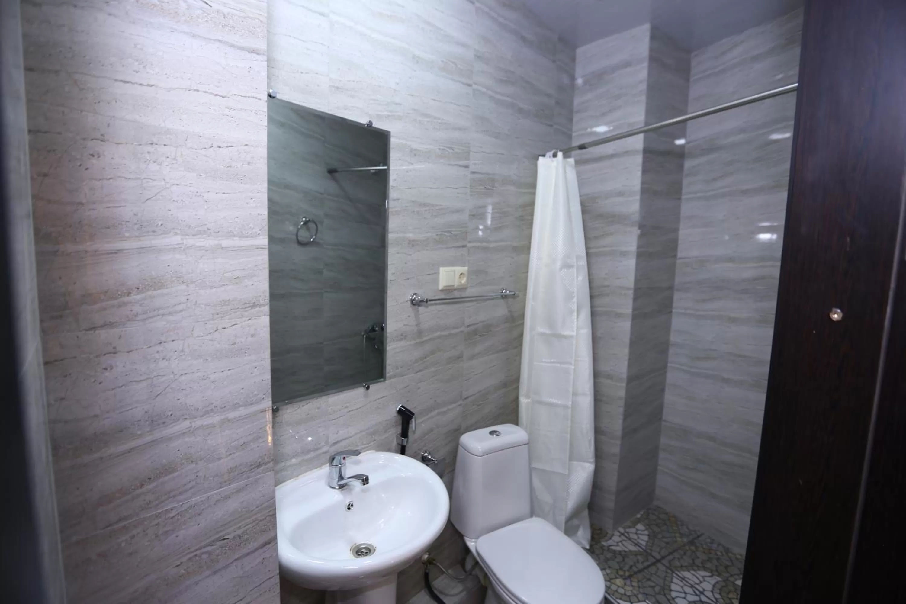 Shower in Hotel Traveler