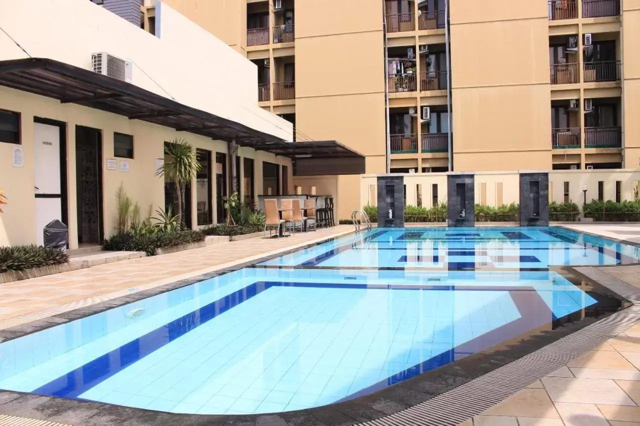 Swimming Pool in Metro Hotel Jababeka