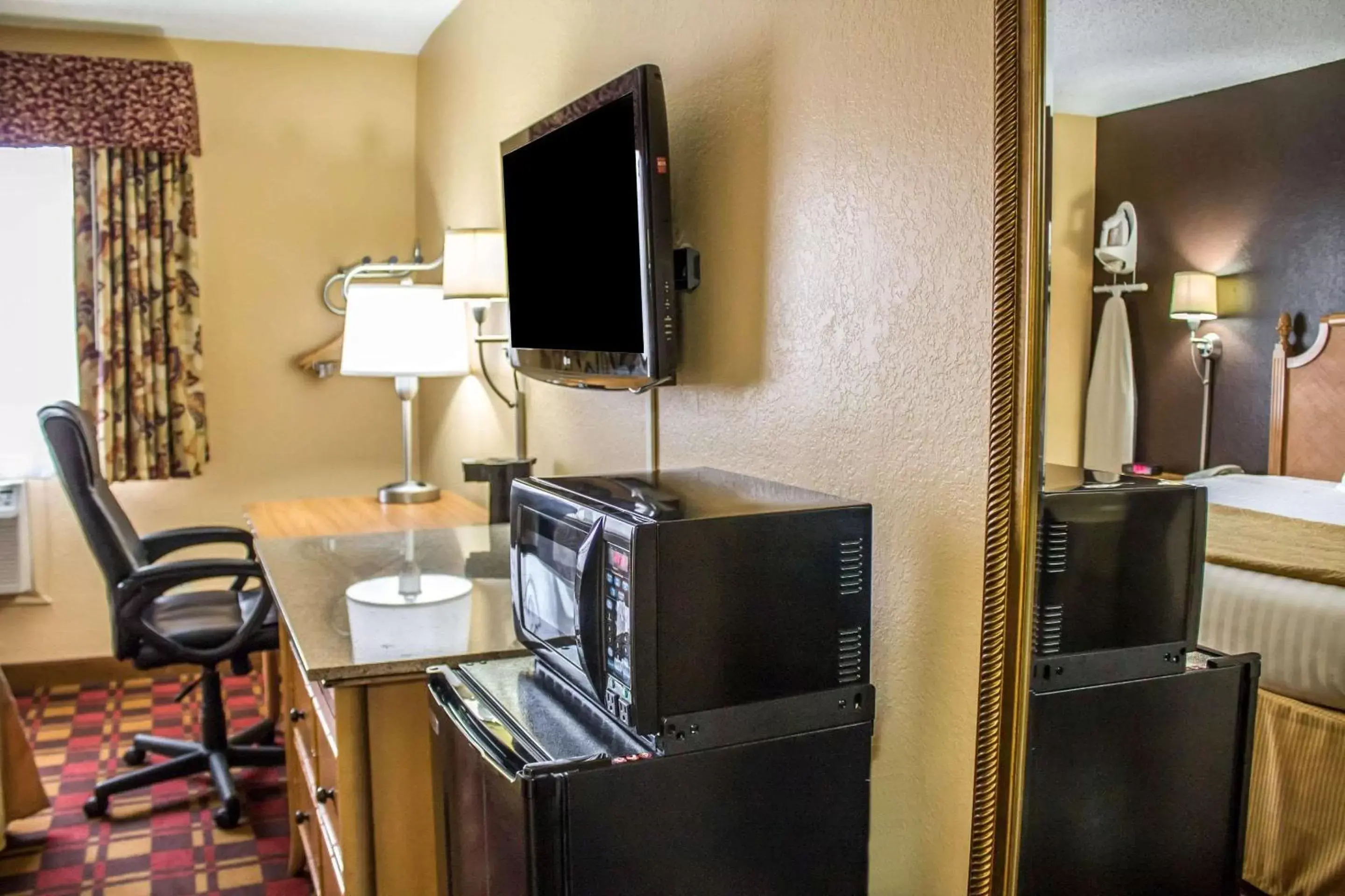 Photo of the whole room, TV/Entertainment Center in Quality Inn Hall of Fame