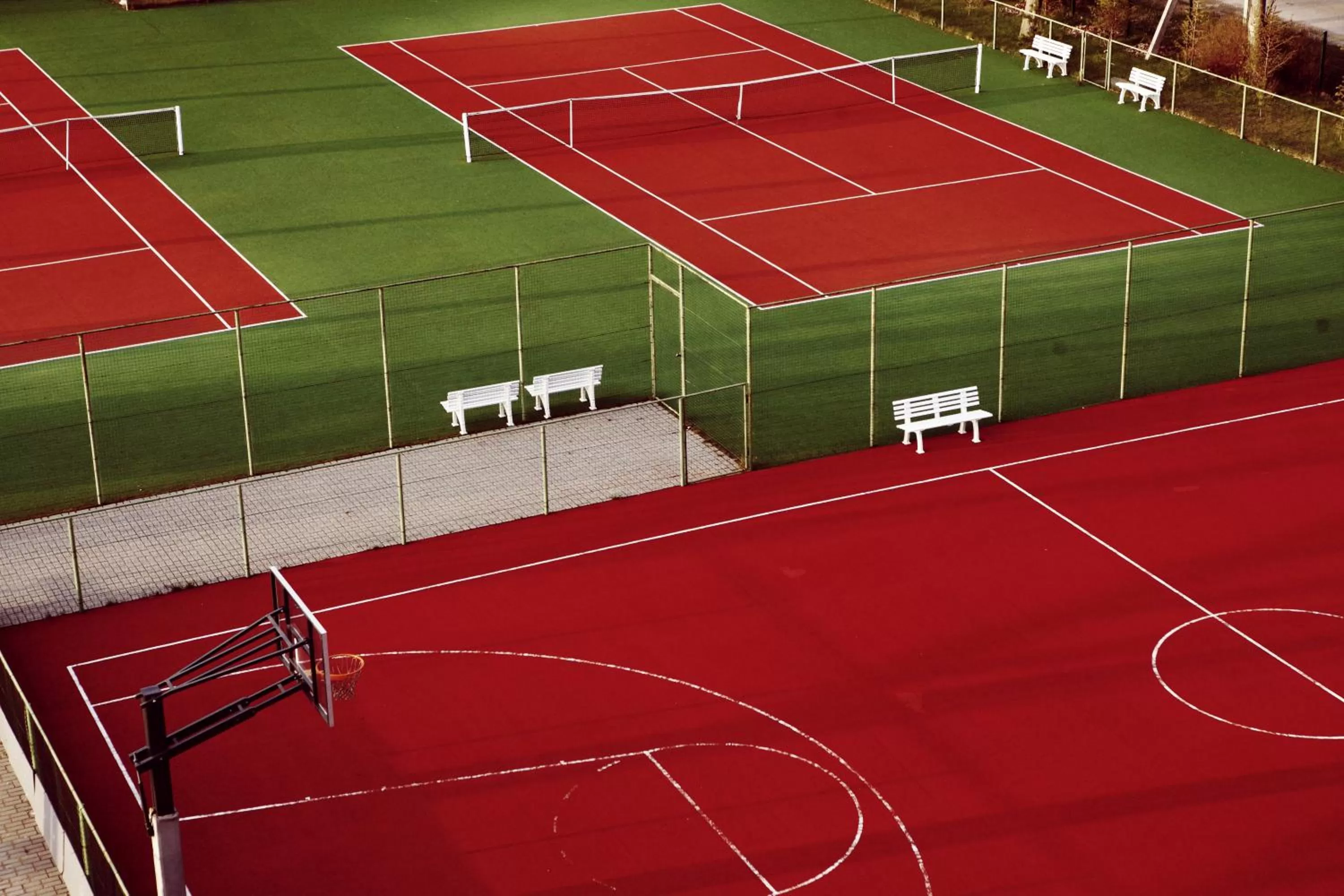 Tennis court in Mercure Palanga Vanagupe Resort & SPA