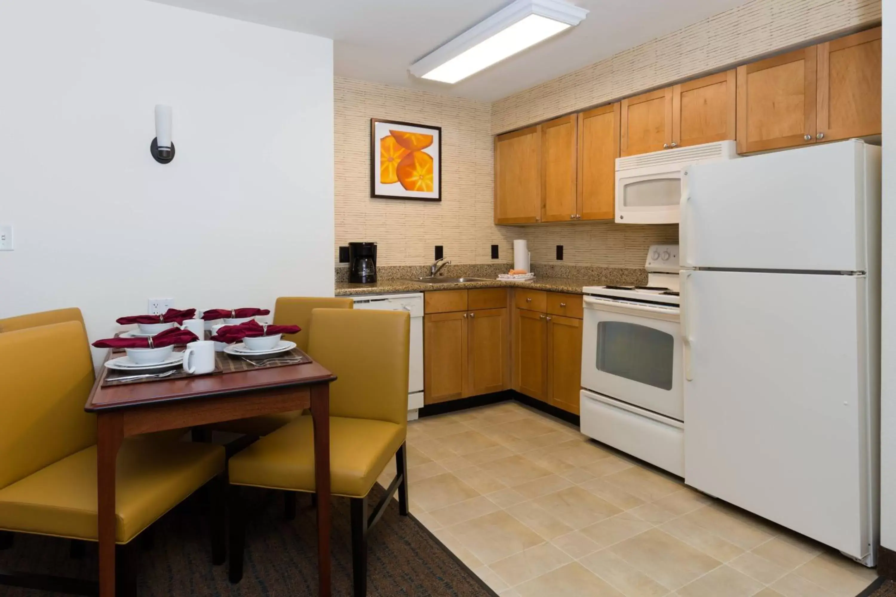 Bedroom, Kitchen/Kitchenette in Residence Inn by Marriott Baton Rouge near LSU