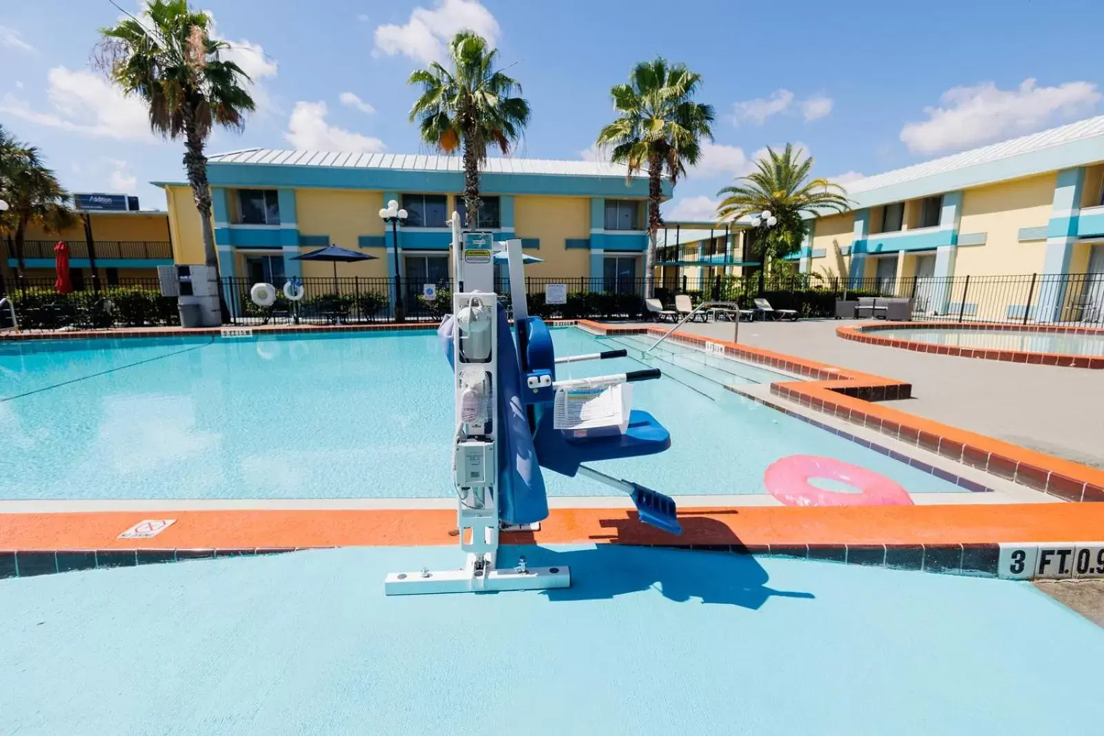 Pool view in Garnet Inn & Suites, Orlando Pool view in Garnet Inn & Suites, Orlando