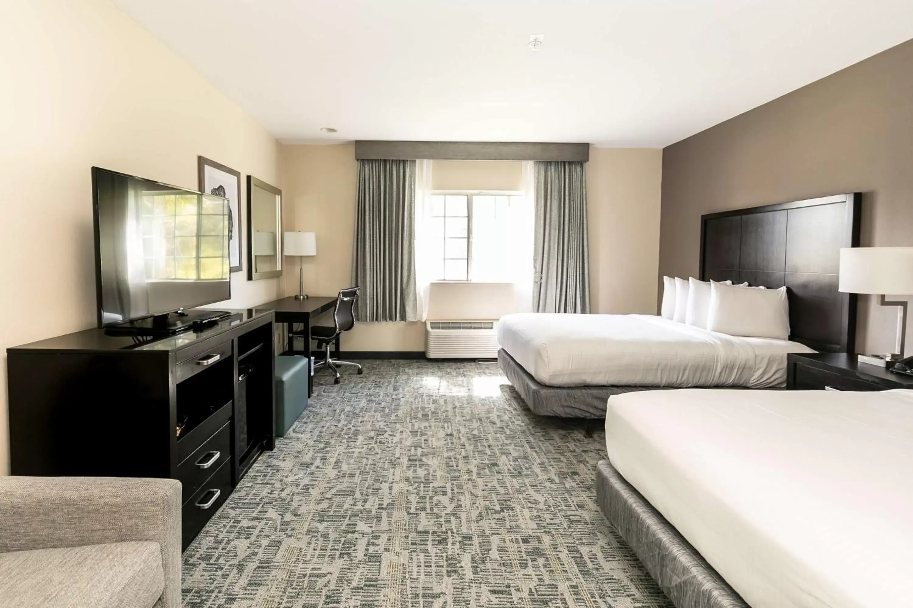 Bedroom in Best Western Inn & Suites San Diego Zoo -SeaWorld Area
