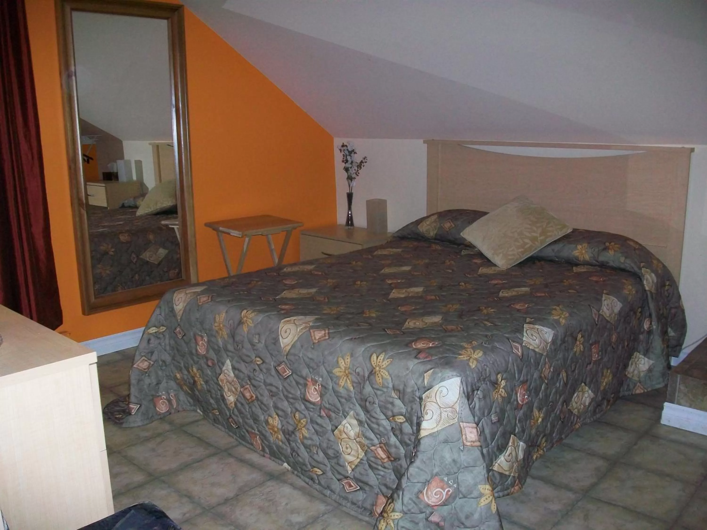Photo of the whole room, Bed in Gîte de la Pisciculture
