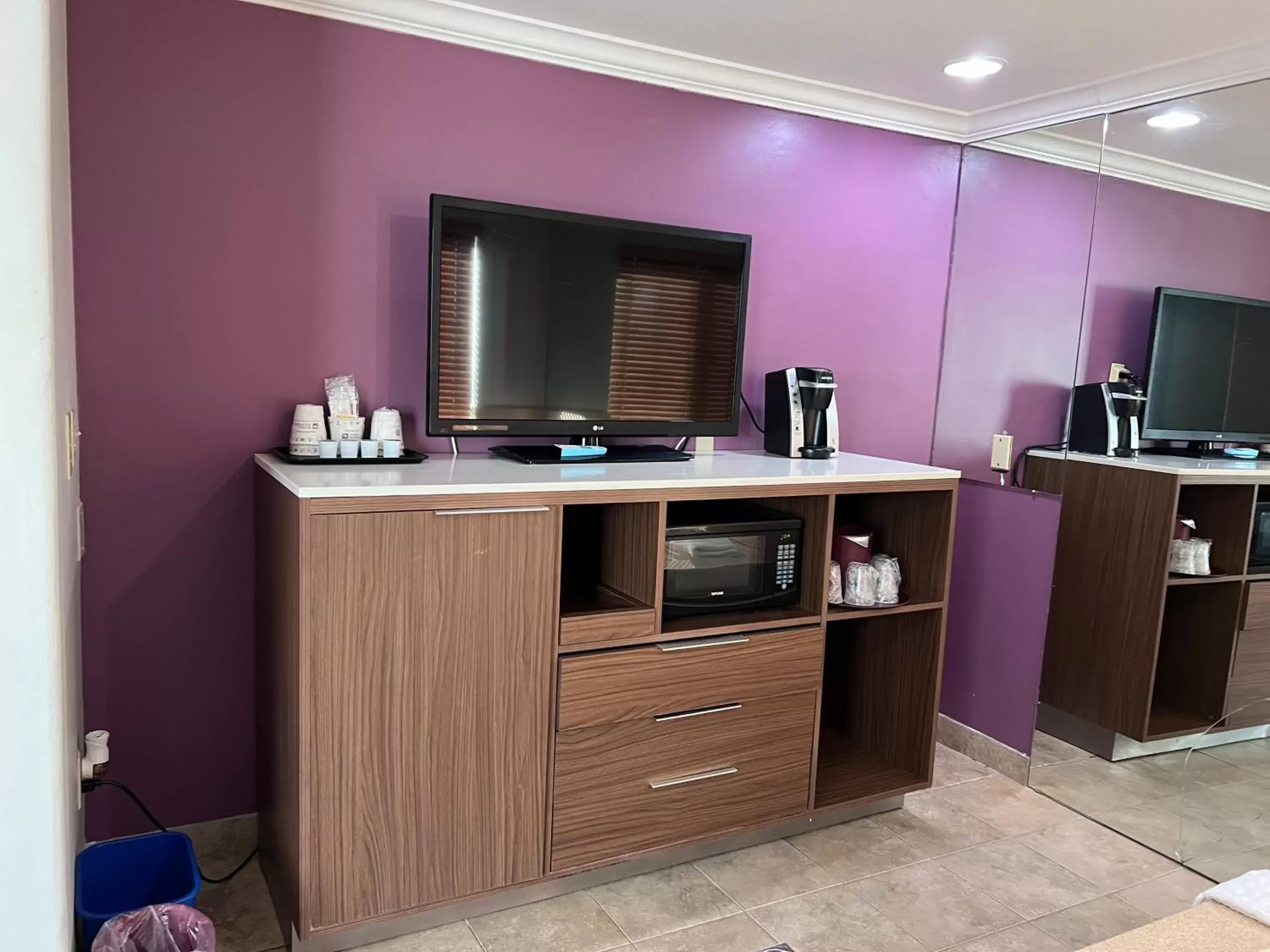Coffee/tea facilities, TV/Entertainment Center in Best Western Plus Suites Hotel - Los Angeles LAX Airport