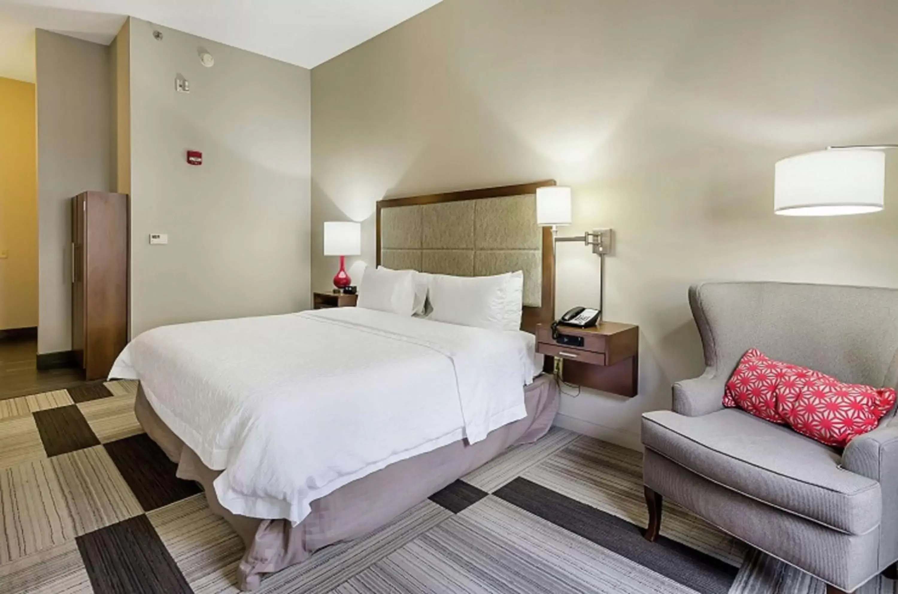 Living room, Bed in Hampton Inn Salem