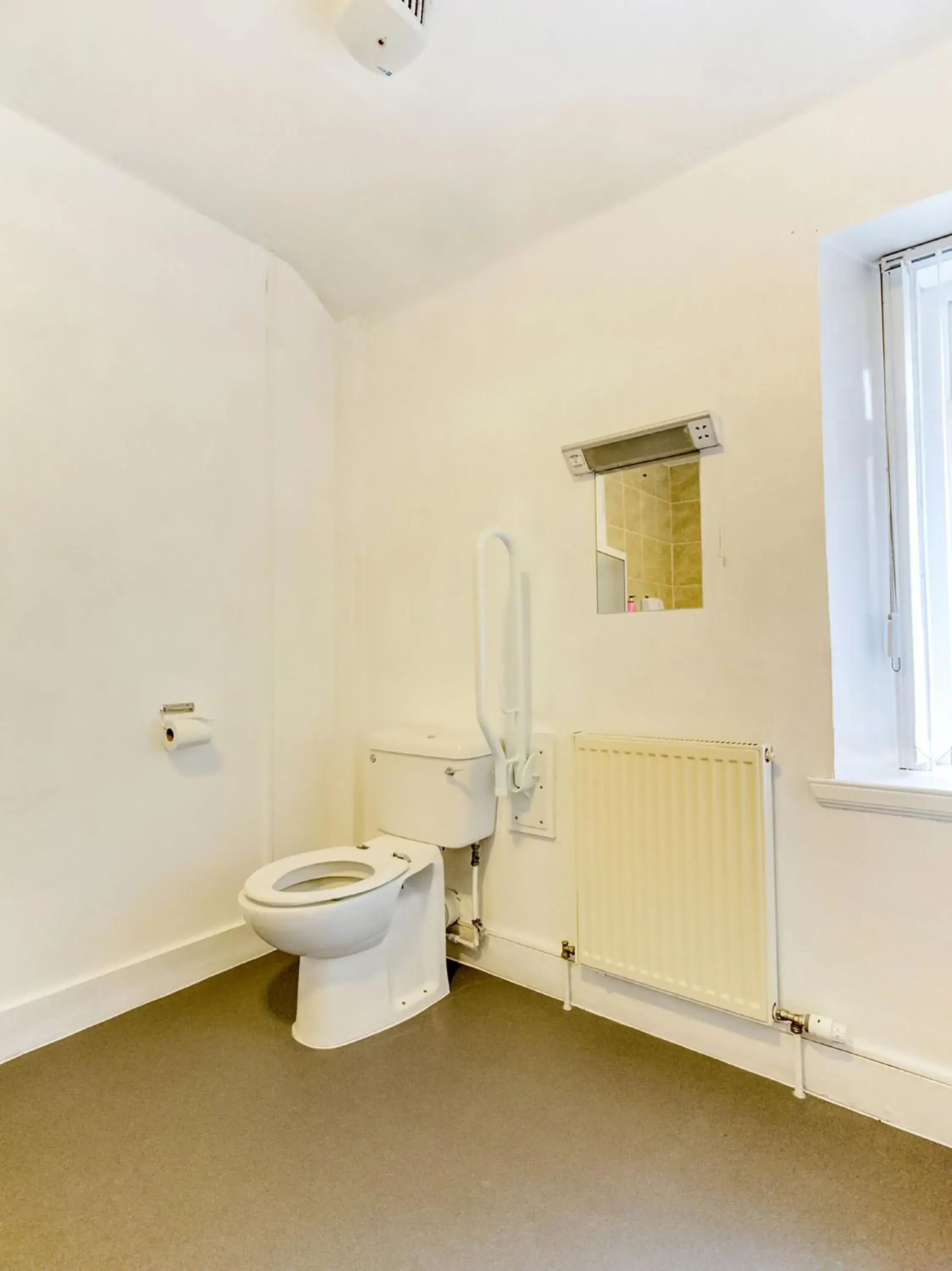 Bathroom in OYO Eastbank Hotel, Speyside Scotland