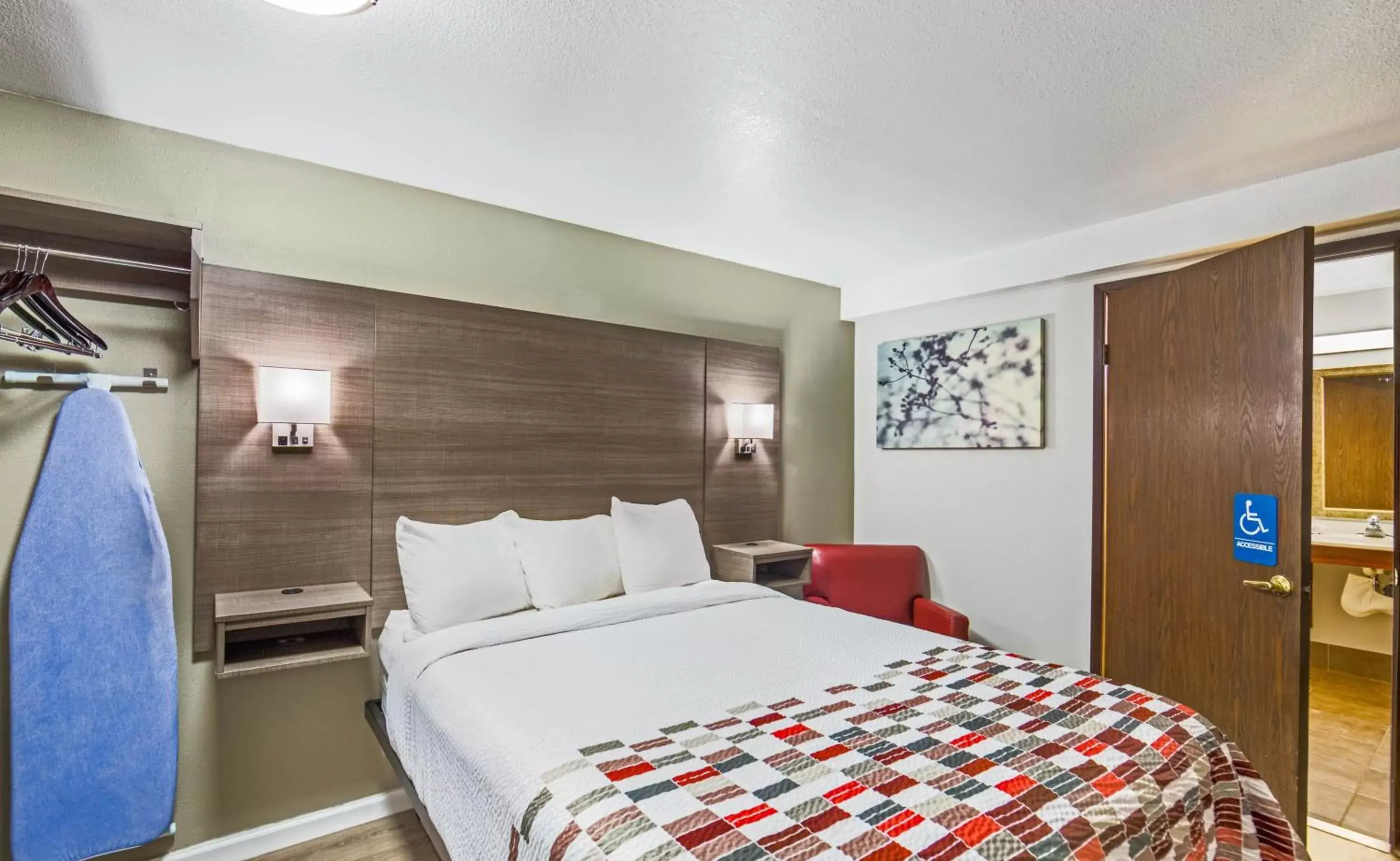 Photo of the whole room, Bed in Red Roof Inn & Suites Medford - Airport