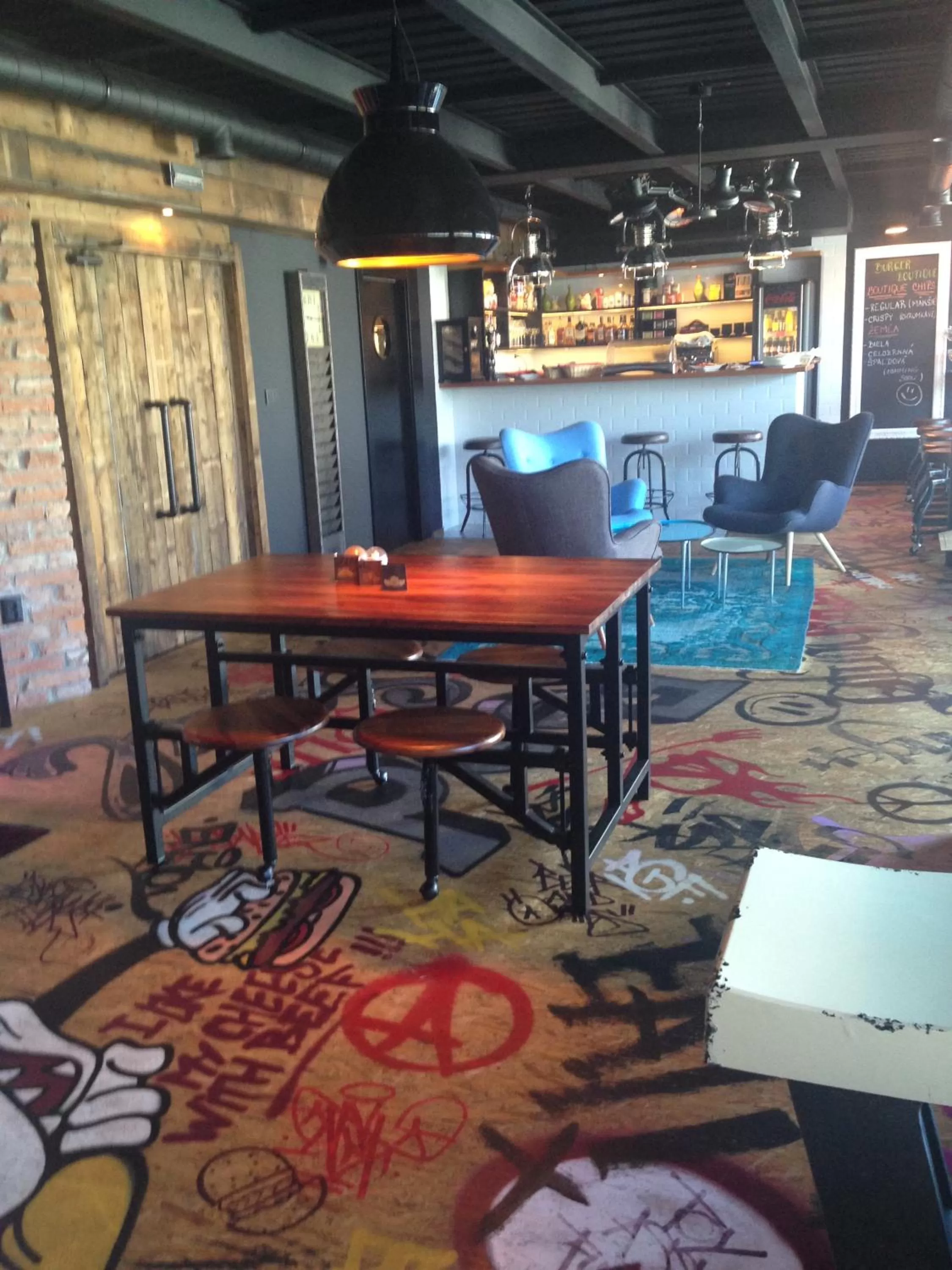 Restaurant/places to eat in Hotel Alexander's