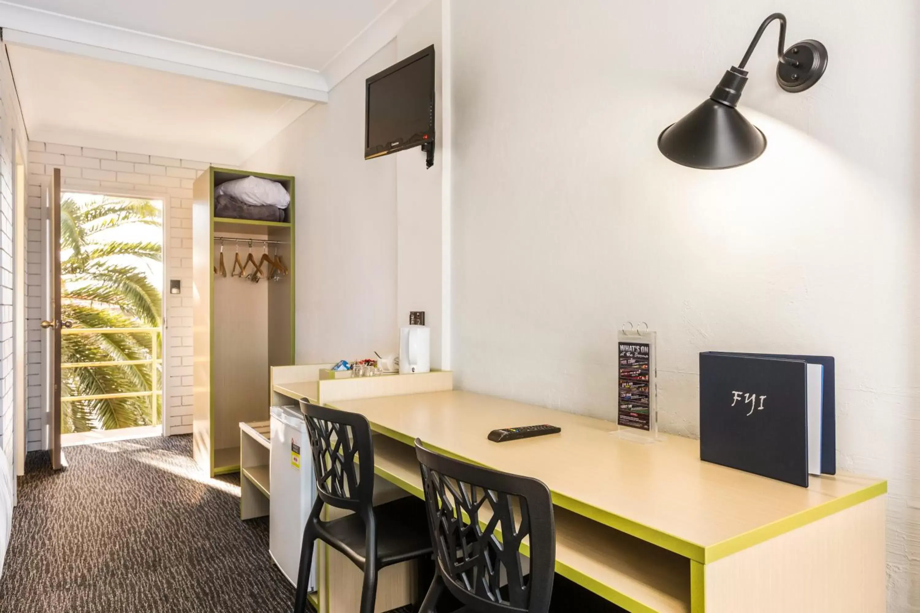 TV and multimedia, Dining Area in Boomerang Hotel