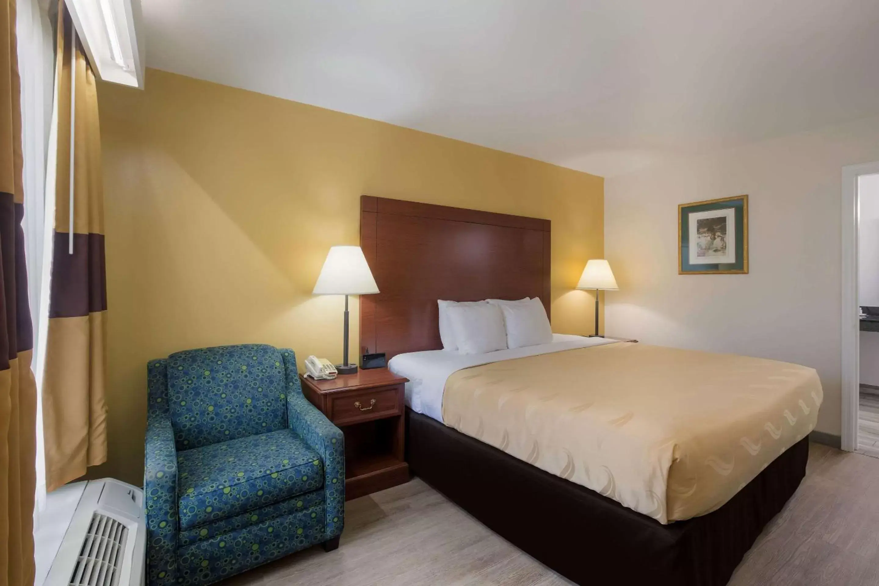 Bedroom, Bed in Quality Inn & Suites near Lake Oconee