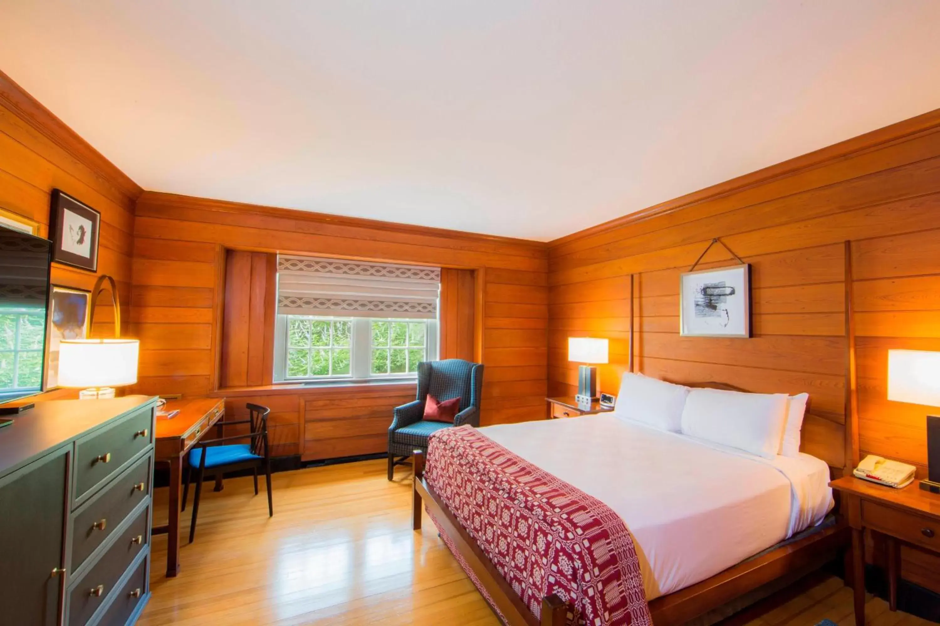 Photo of the whole room, Bed in Williamsburg Lodge, Autograph Collection
