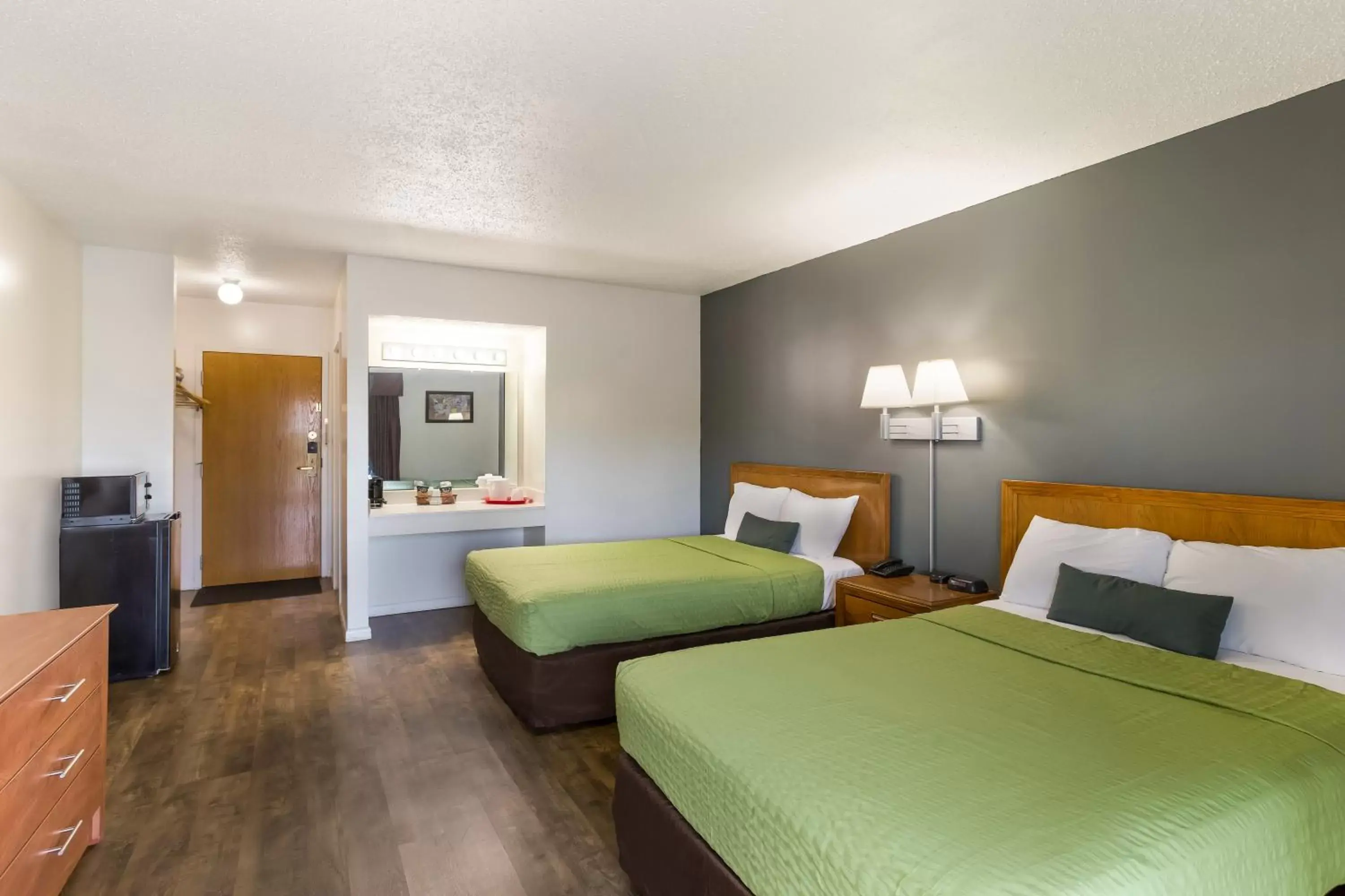 Photo of the whole room, Bed in Malone Inn Photo of the whole room, Bed in Malone Inn