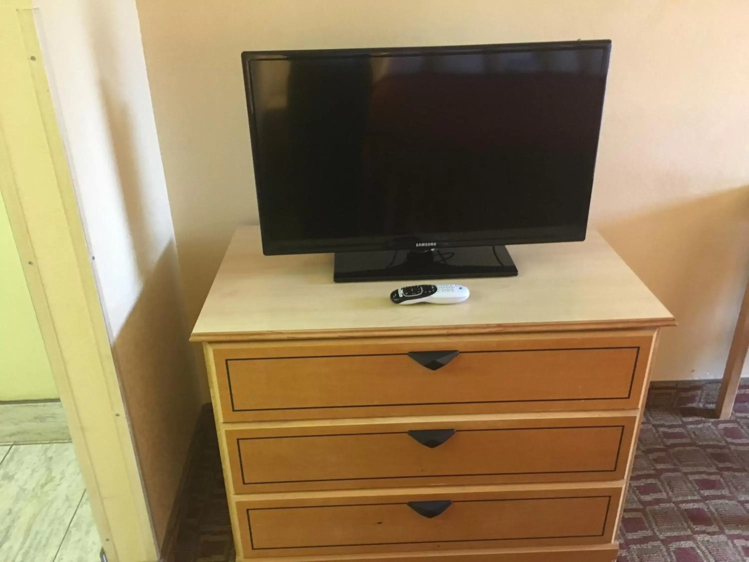 TV/Entertainment Center in Days Inn by Wyndham Yazoo City