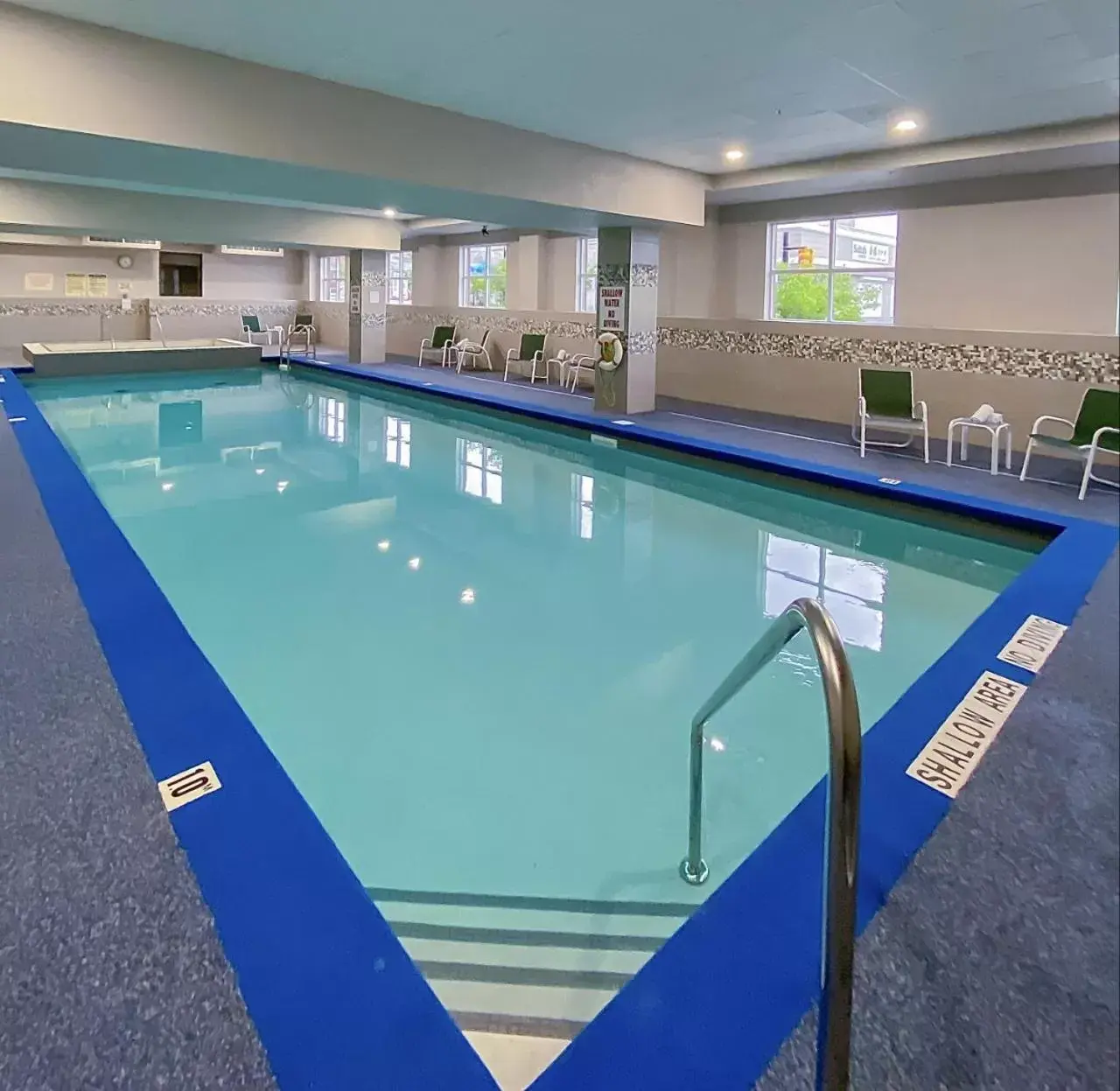 Swimming pool in Country Inn & Suites by Radisson, Niagara Falls, ON