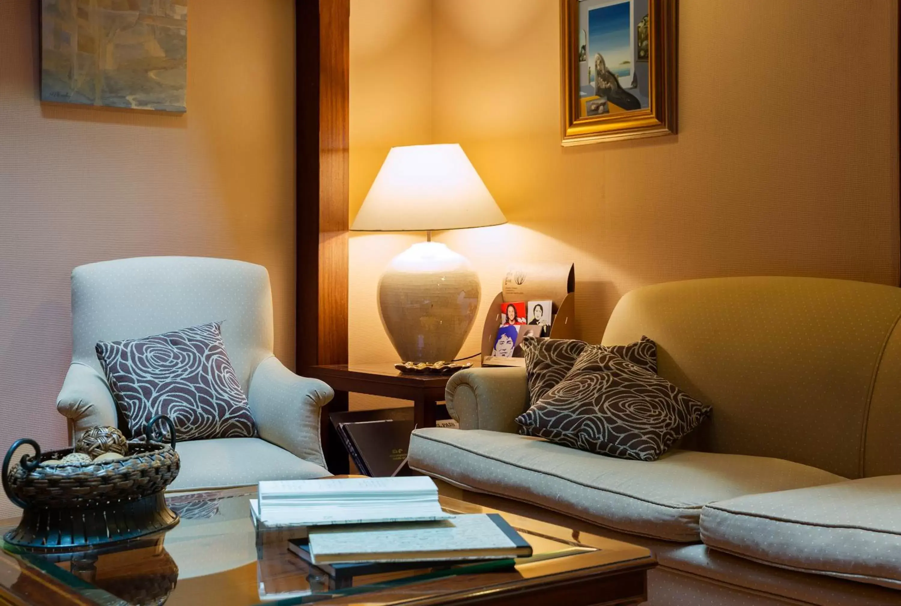 Communal lounge/ TV room, Seating Area in Hotel Rua Villar