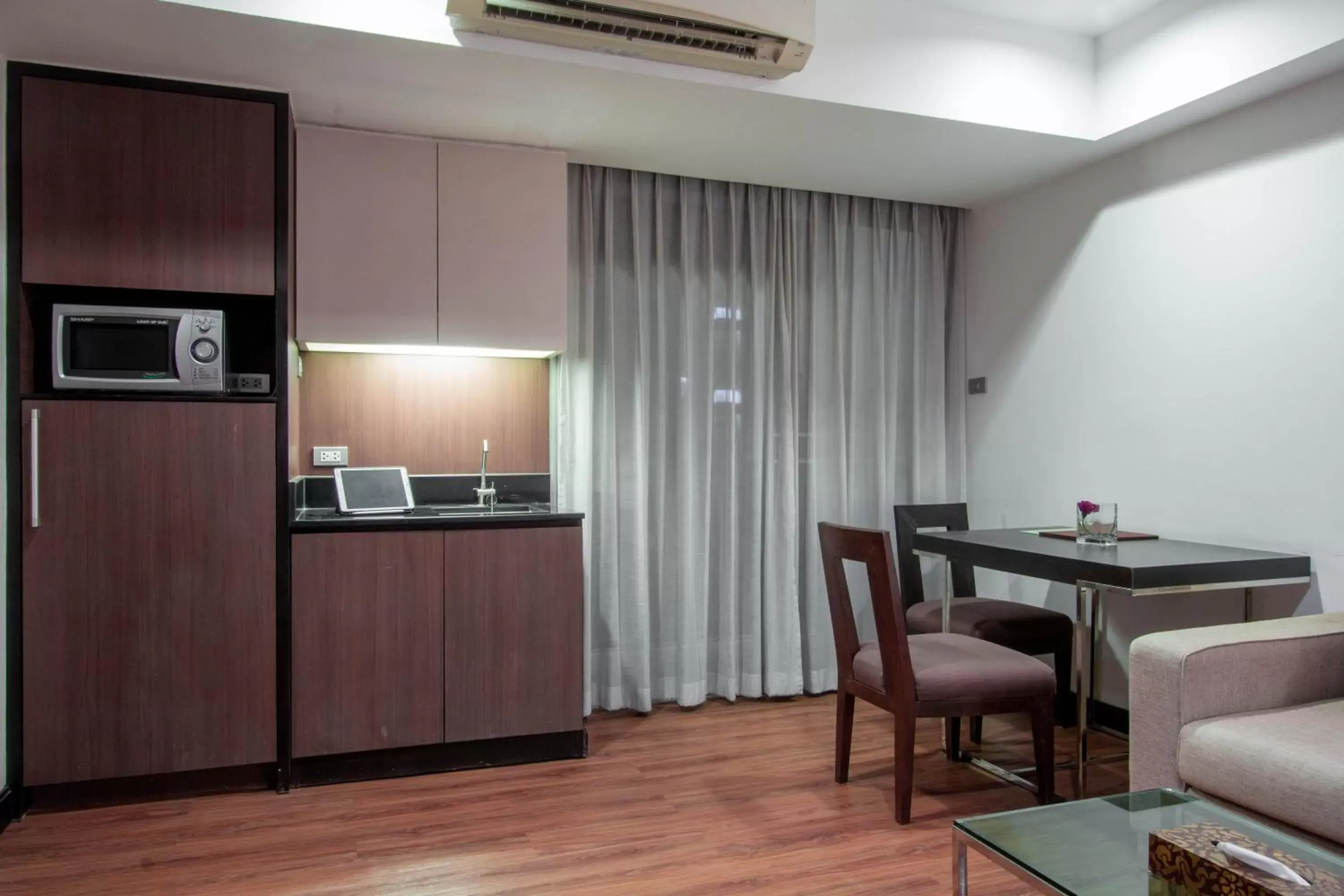 Dining area, Kitchen/Kitchenette in Lily Hotel Bangkok