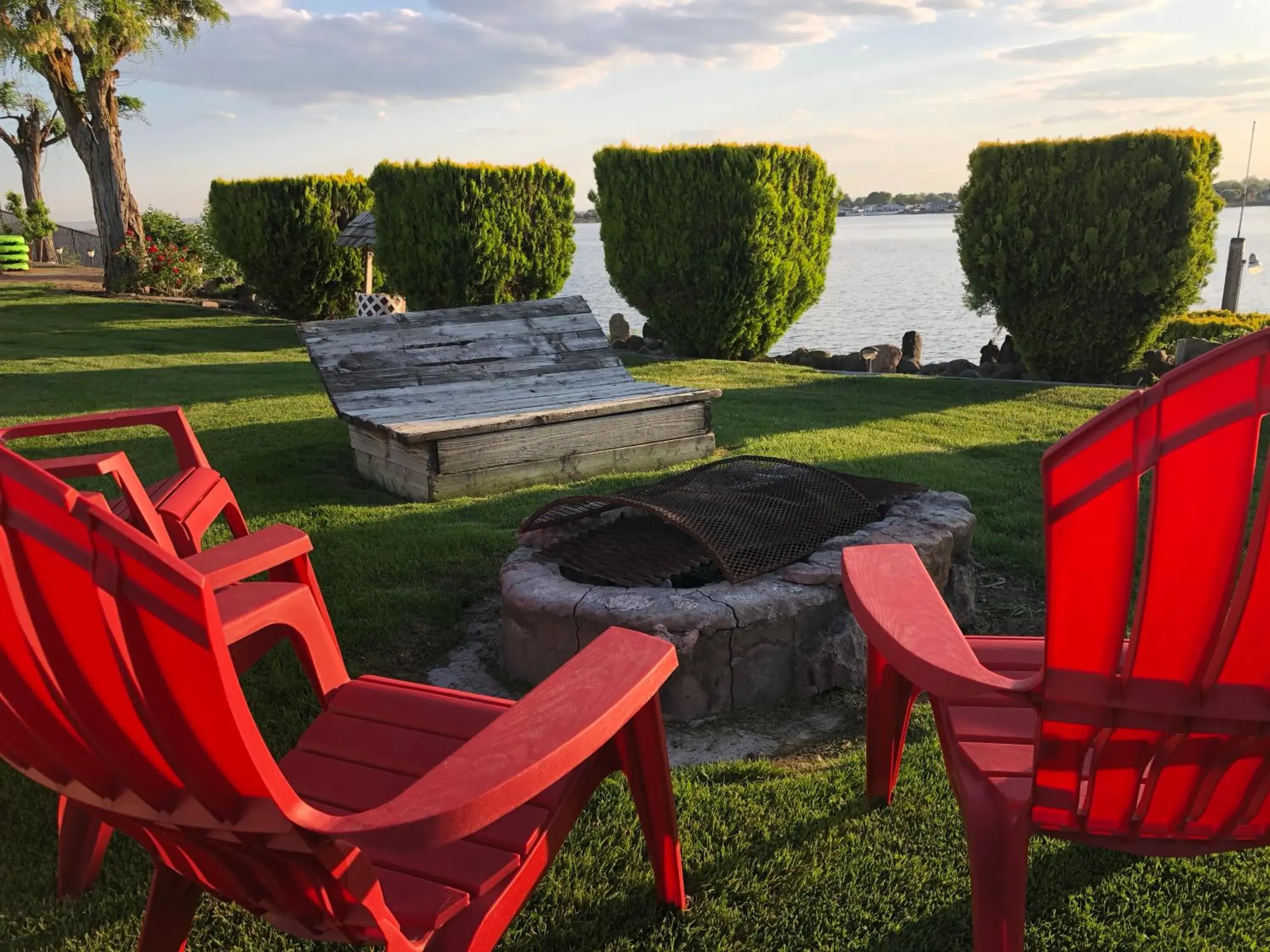 Garden in Lakeshore Inn Water Front