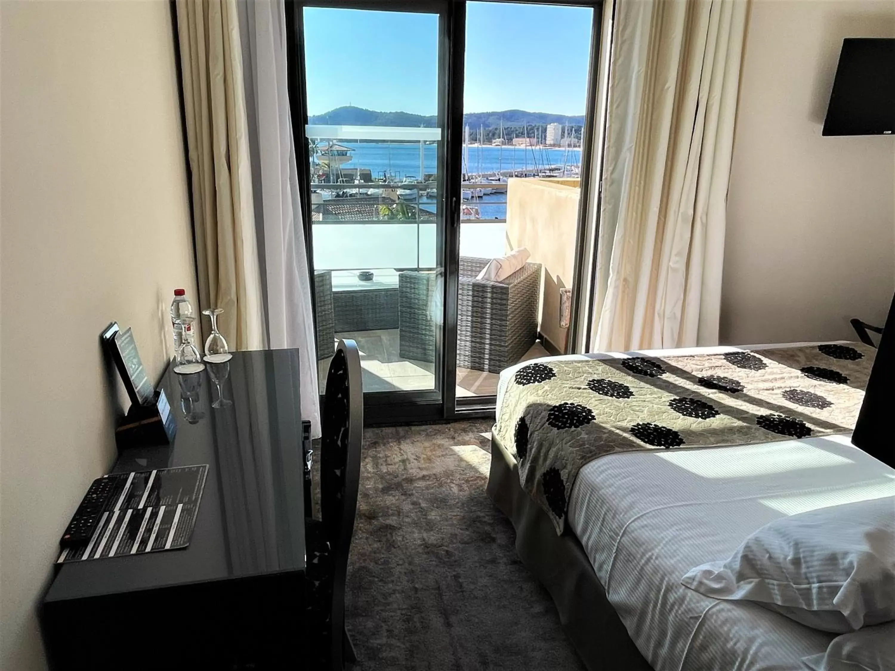 Balcony/Terrace, Bed in Hôtel Baptistin Balcony/Terrace, Bed in Hôtel Baptistin