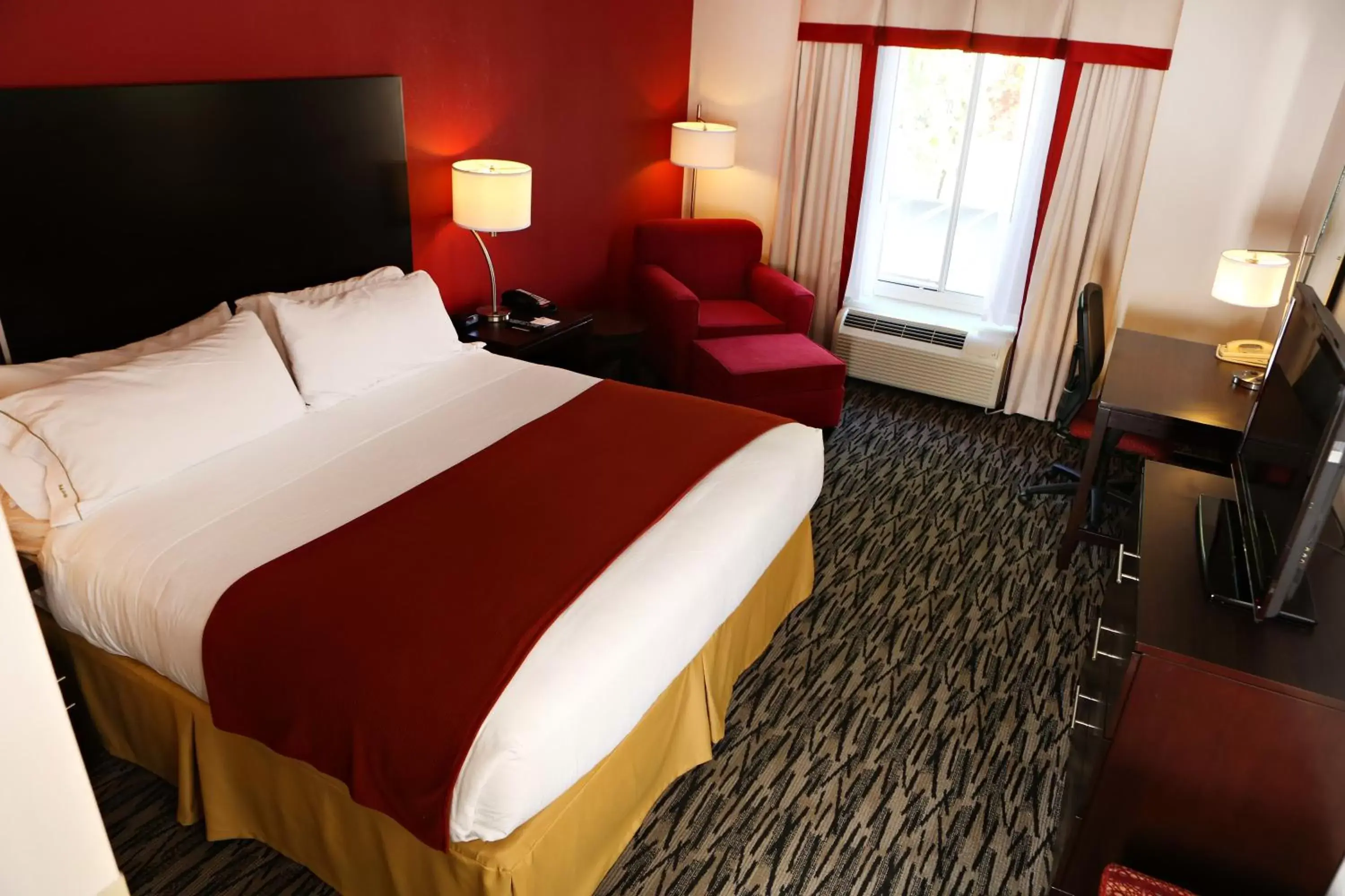 Photo of the whole room, Bed in Holiday Inn Express Hotel & Suites - Sumter, an IHG Hotel