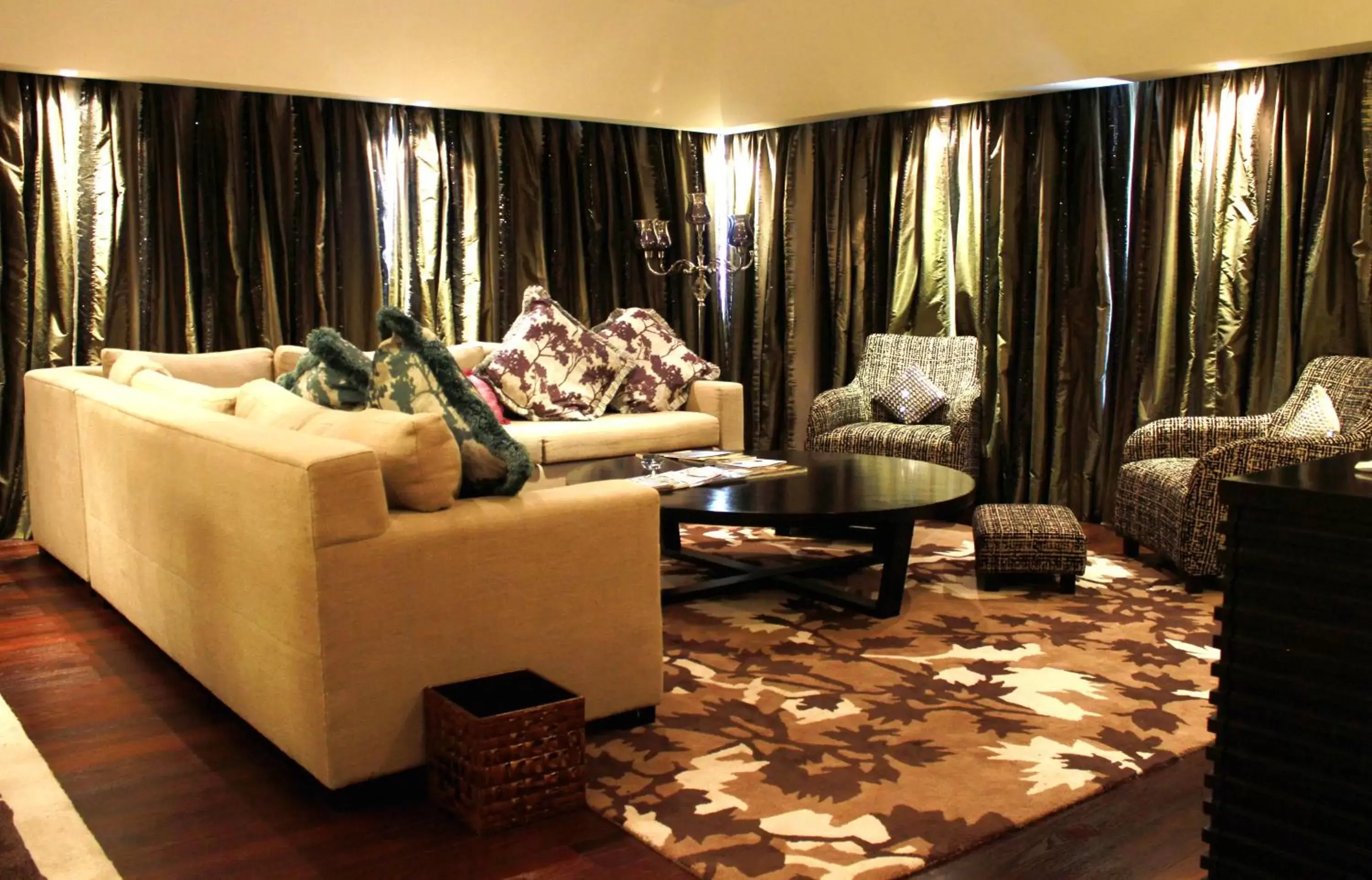 Living room, Seating Area in Vivanta Dal View