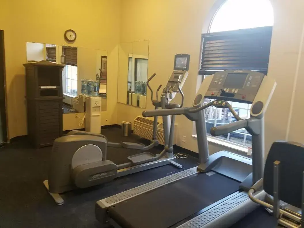 Fitness centre/facilities, Fitness Center/Facilities in Ramada by Wyndham Glendale Heights/Lombard