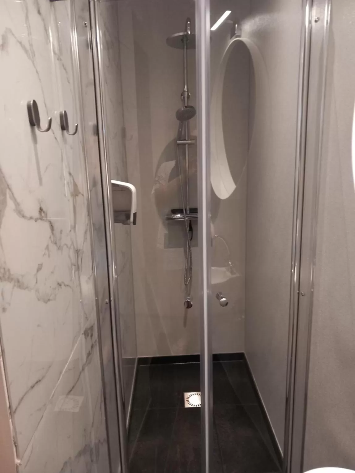 Bathroom in Meschermolen, overnachten in de schuur