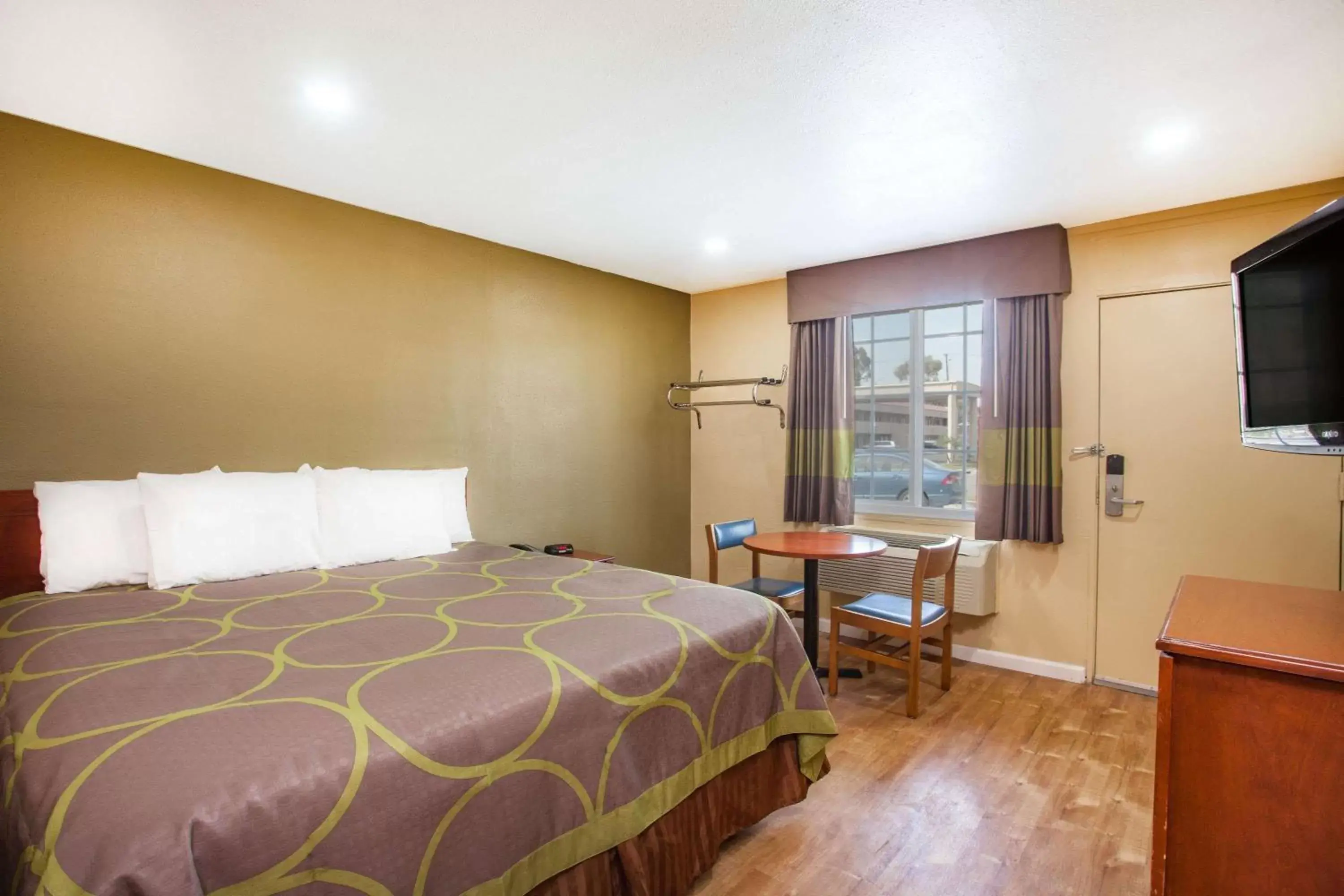 Photo of the whole room, Bed in Super 8 by Wyndham Redlands/San Bernardino