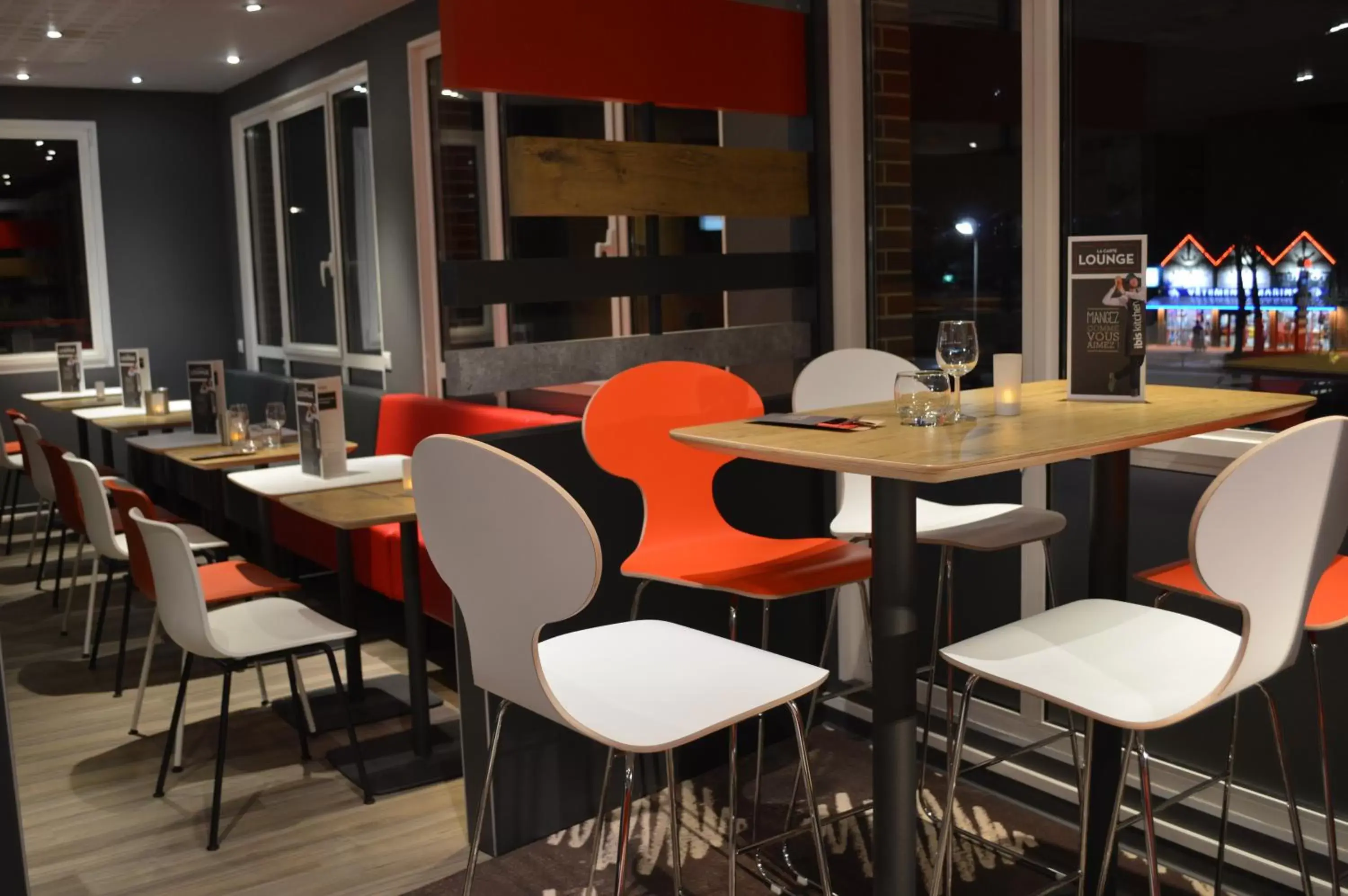 Lounge or bar, Restaurant/Places to Eat in ibis Honfleur