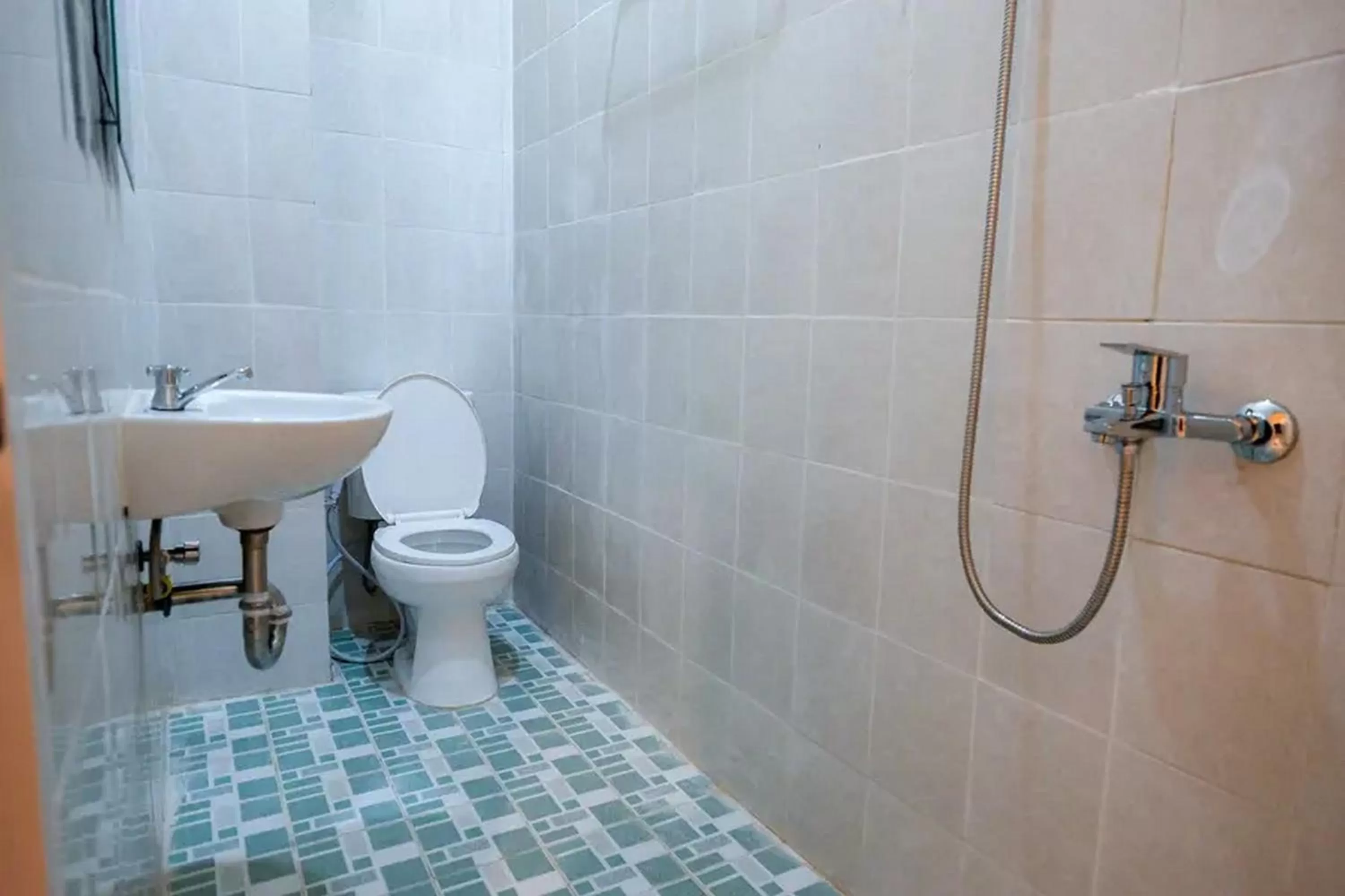 Shower, Bathroom in RedDoorz Plus near Plaza Blok M