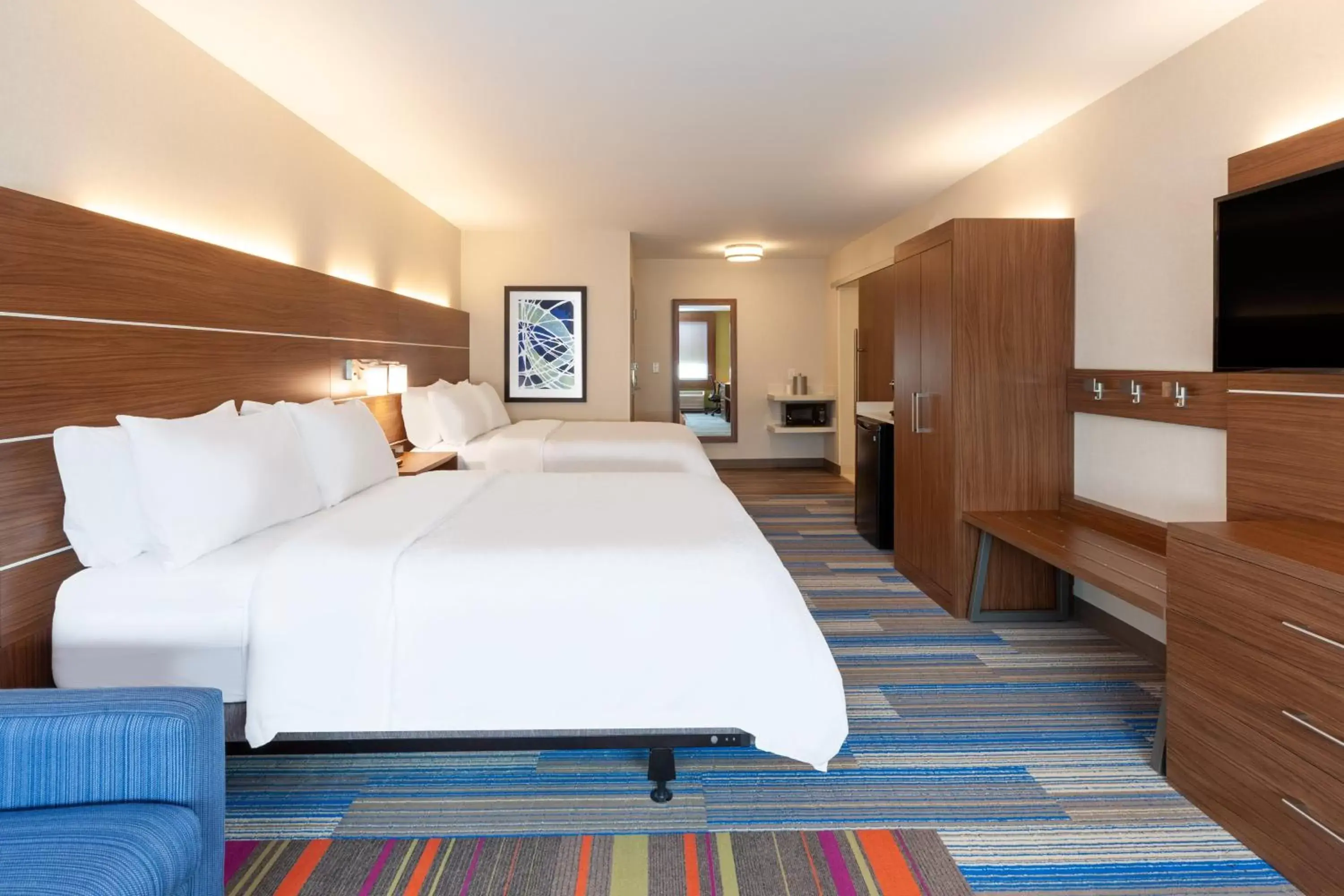 Bedroom, Bed in Holiday Inn Express & Suites Brunswick-Harpers Ferry Area, an IHG Hotel