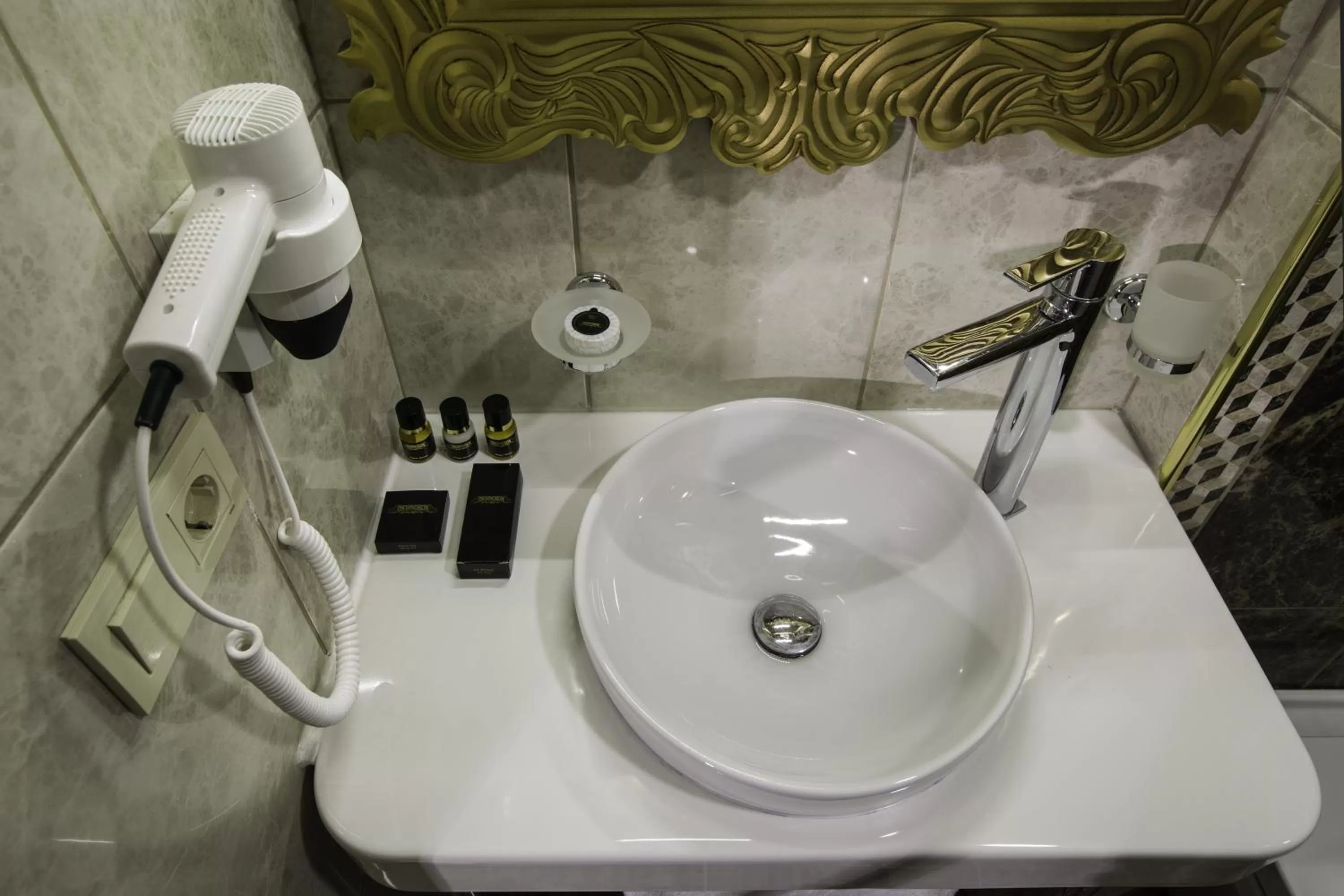 Bathroom in Empire Suite Hotel