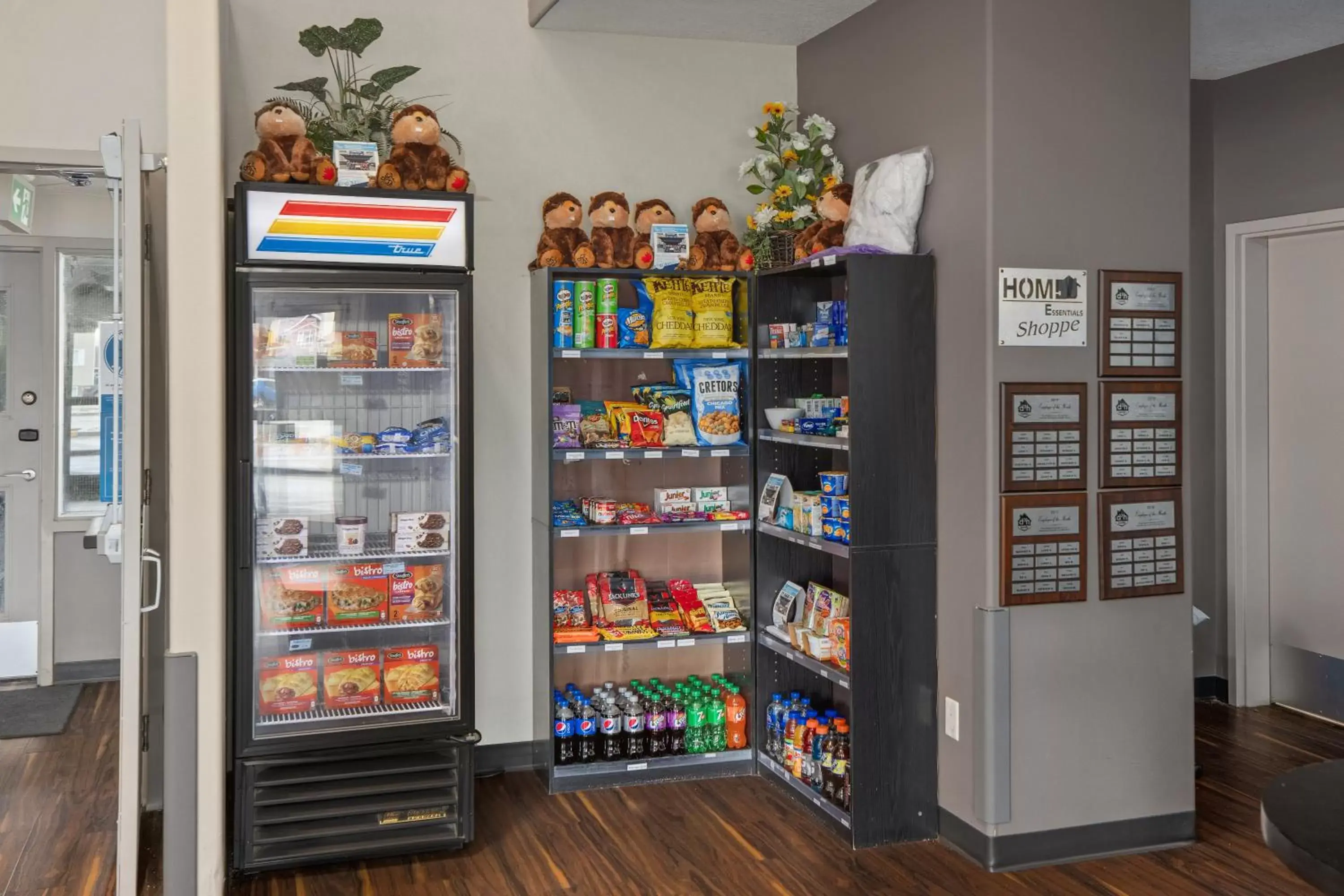 Food and drinks, Supermarket/Shops in Home Inn & Suites Regina Airport