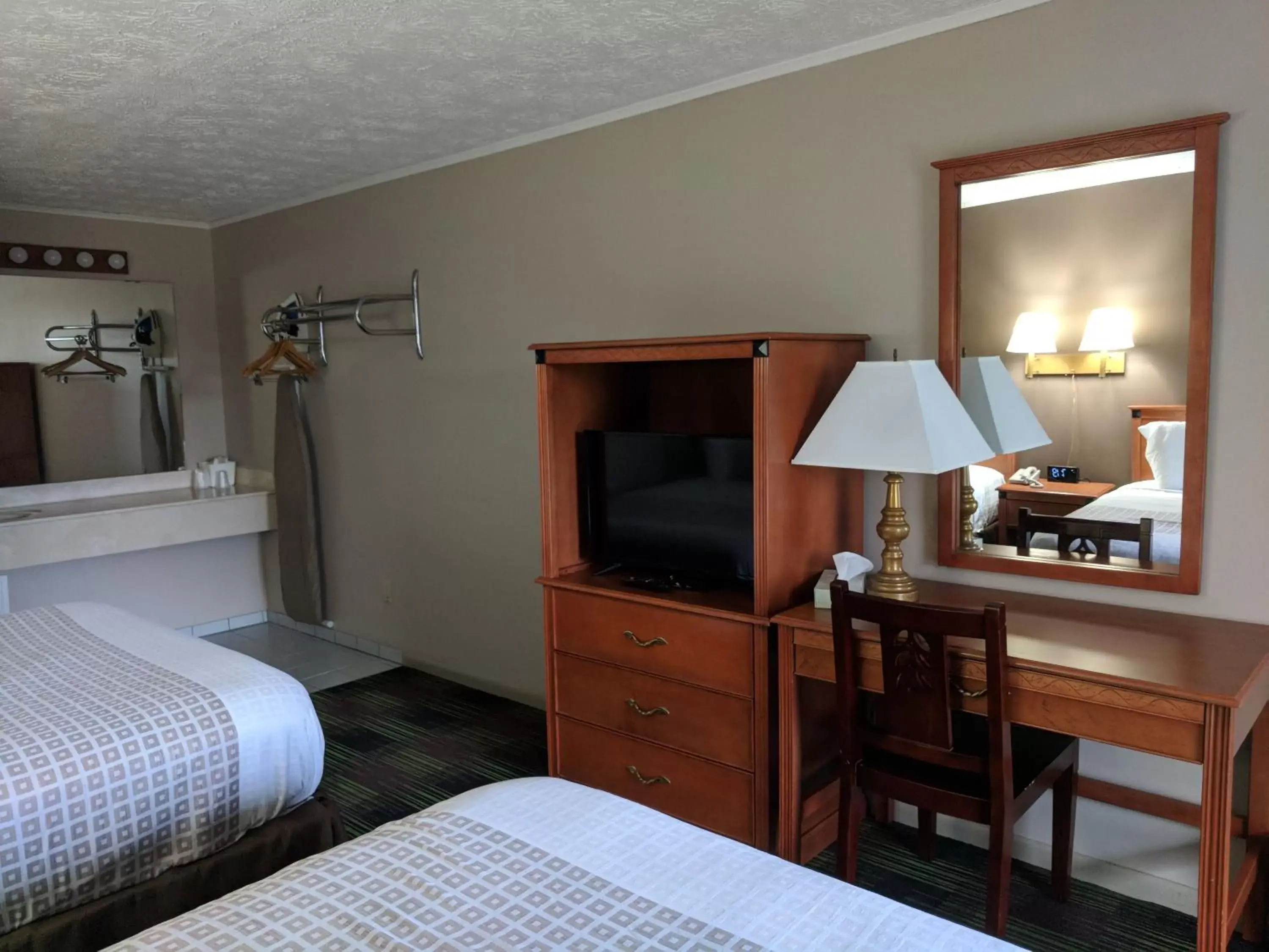 Photo of the whole room, Bed in South Shore Inn