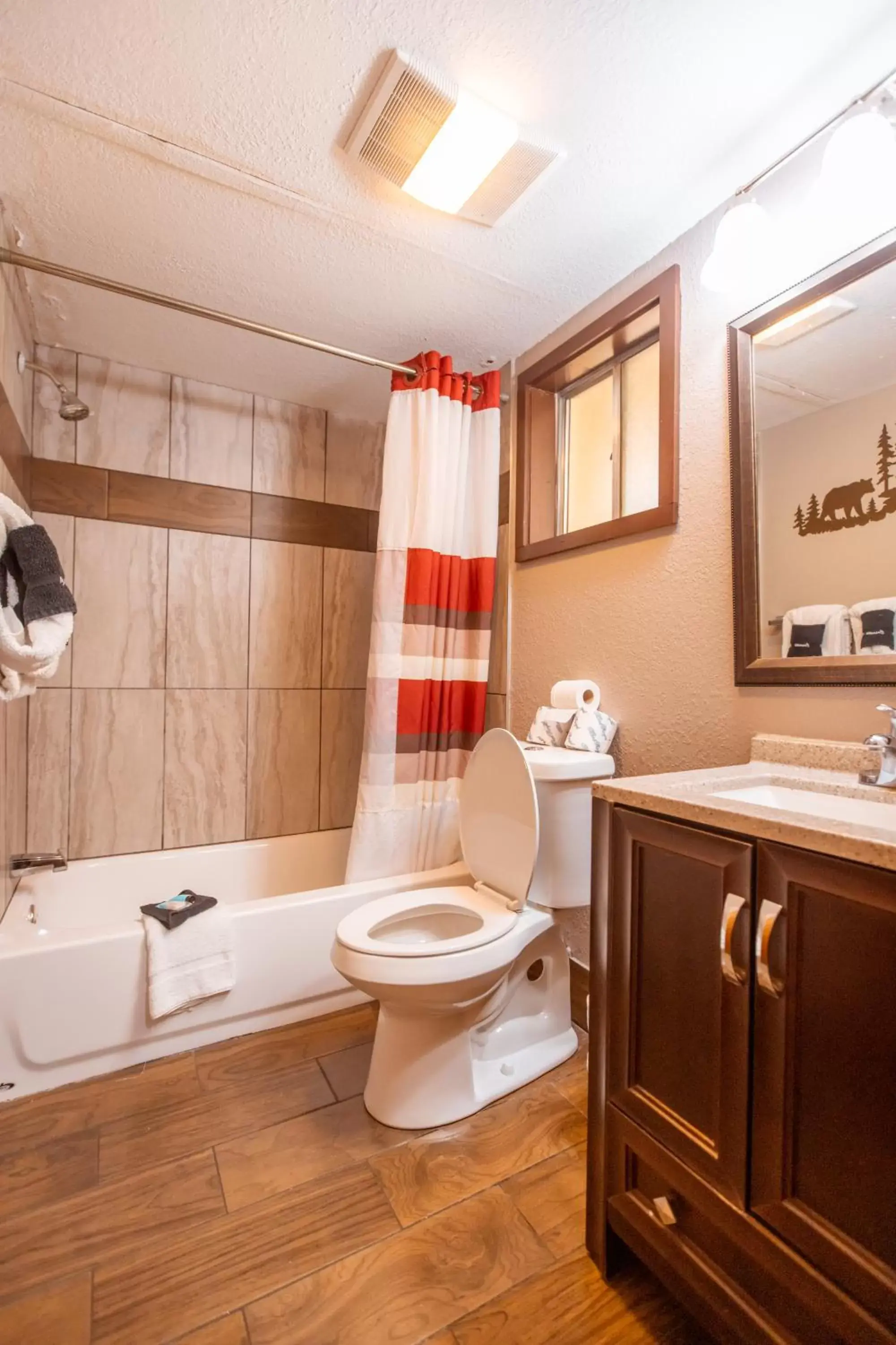 Photo of the whole room, Bathroom in Brookside Lodge