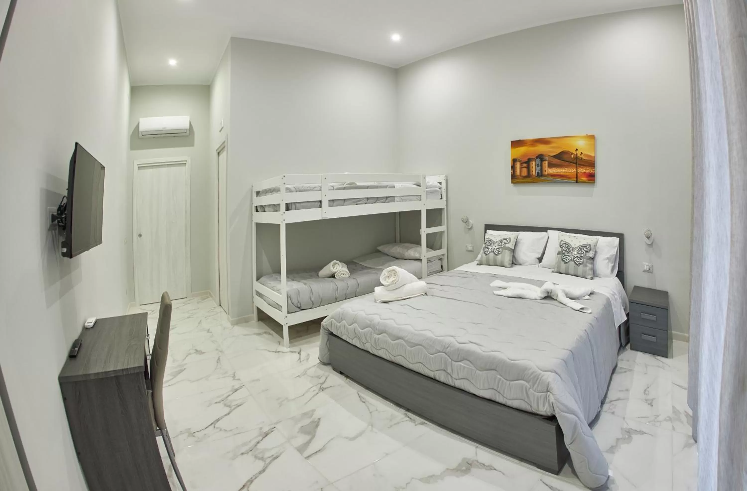 Bed, Bunk Bed in B&B Dint 'o core e Napule