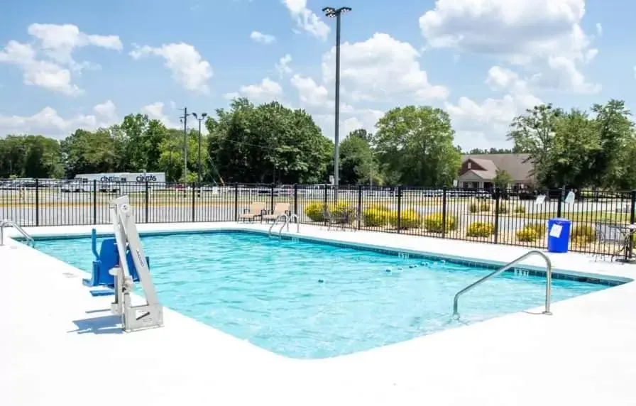 Swimming Pool in Econo Lodge