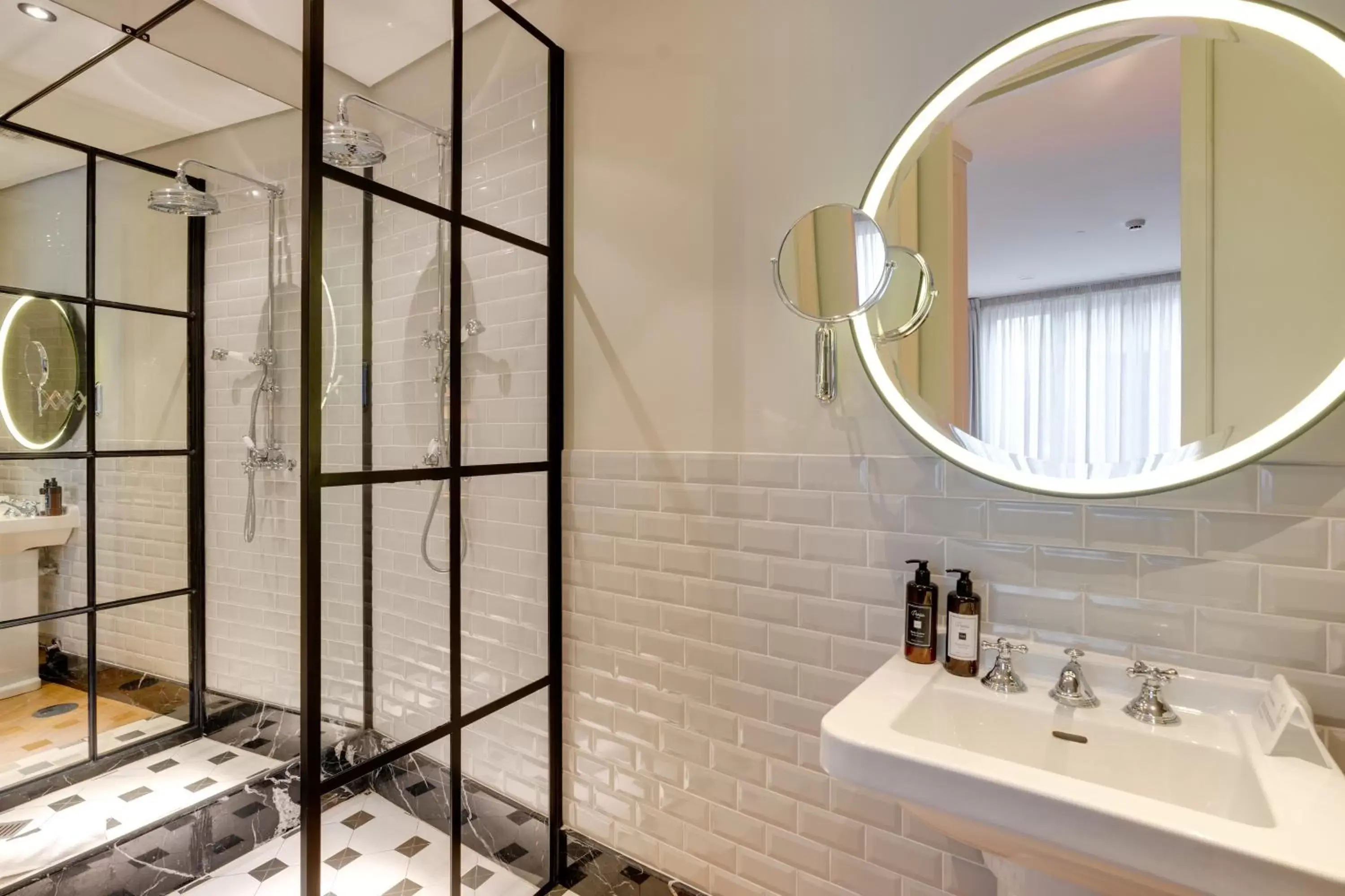 Bathroom in Portie Deluxe Suites by DA'HOME