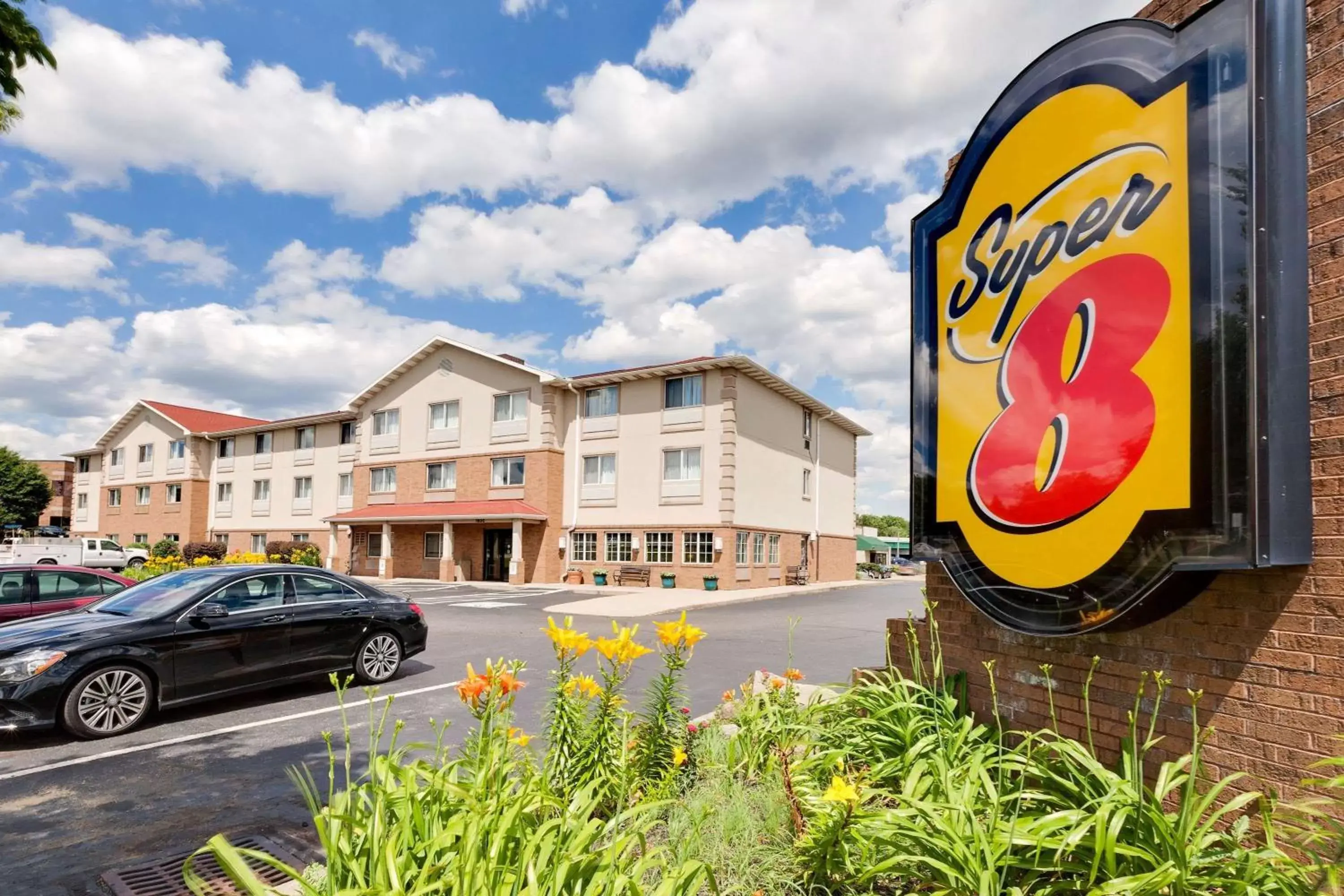 Property building in Super 8 by Wyndham Akron S/Green/Uniontown OH Property building in Super 8 by Wyndham Akron S/Green/Uniontown OH