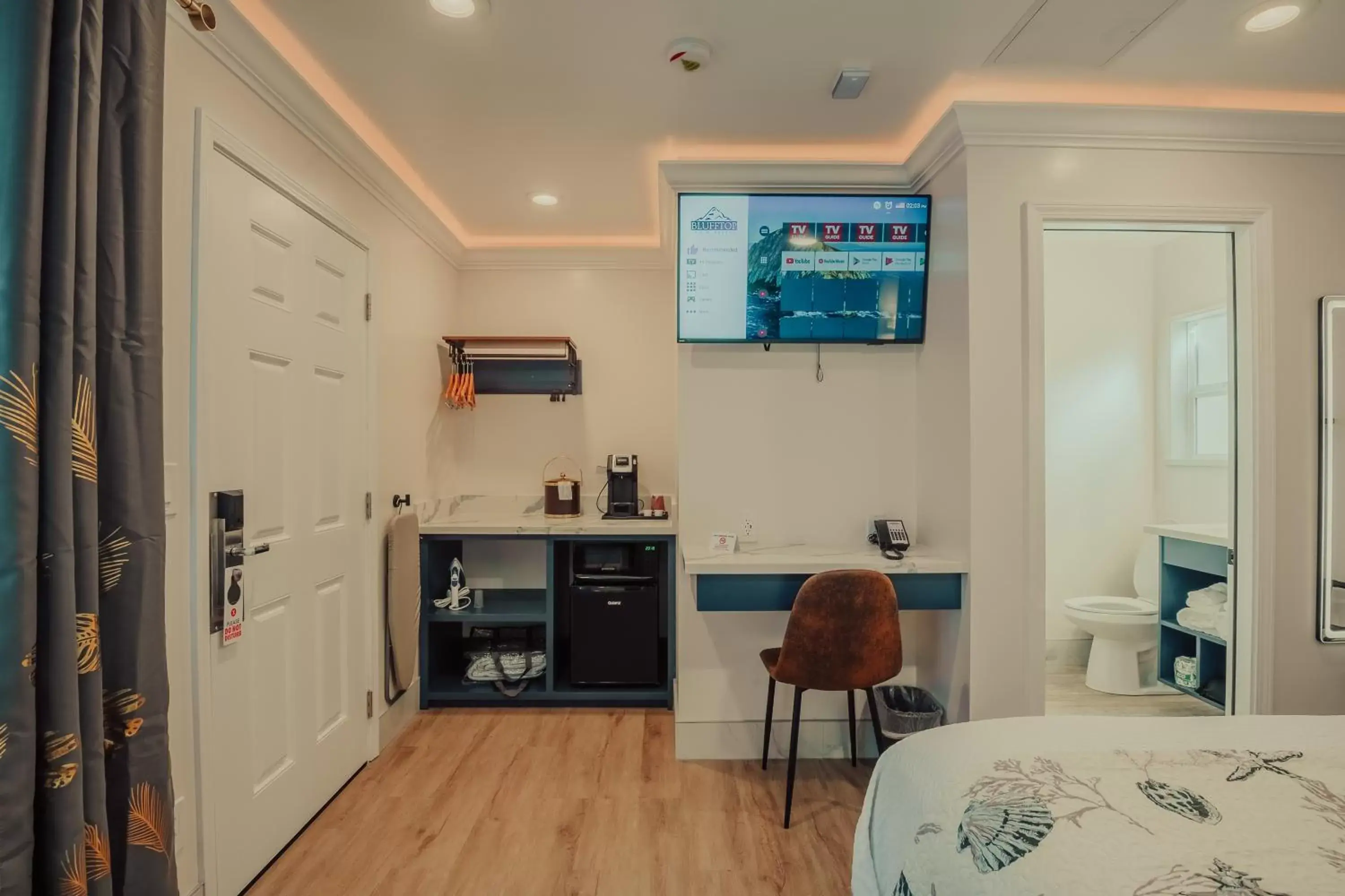 TV and multimedia, Bed in Blufftop Inn & Suites - Wharf/Restaurant District TV and multimedia, Bed in Blufftop Inn & Suites - Wharf/Restaurant District