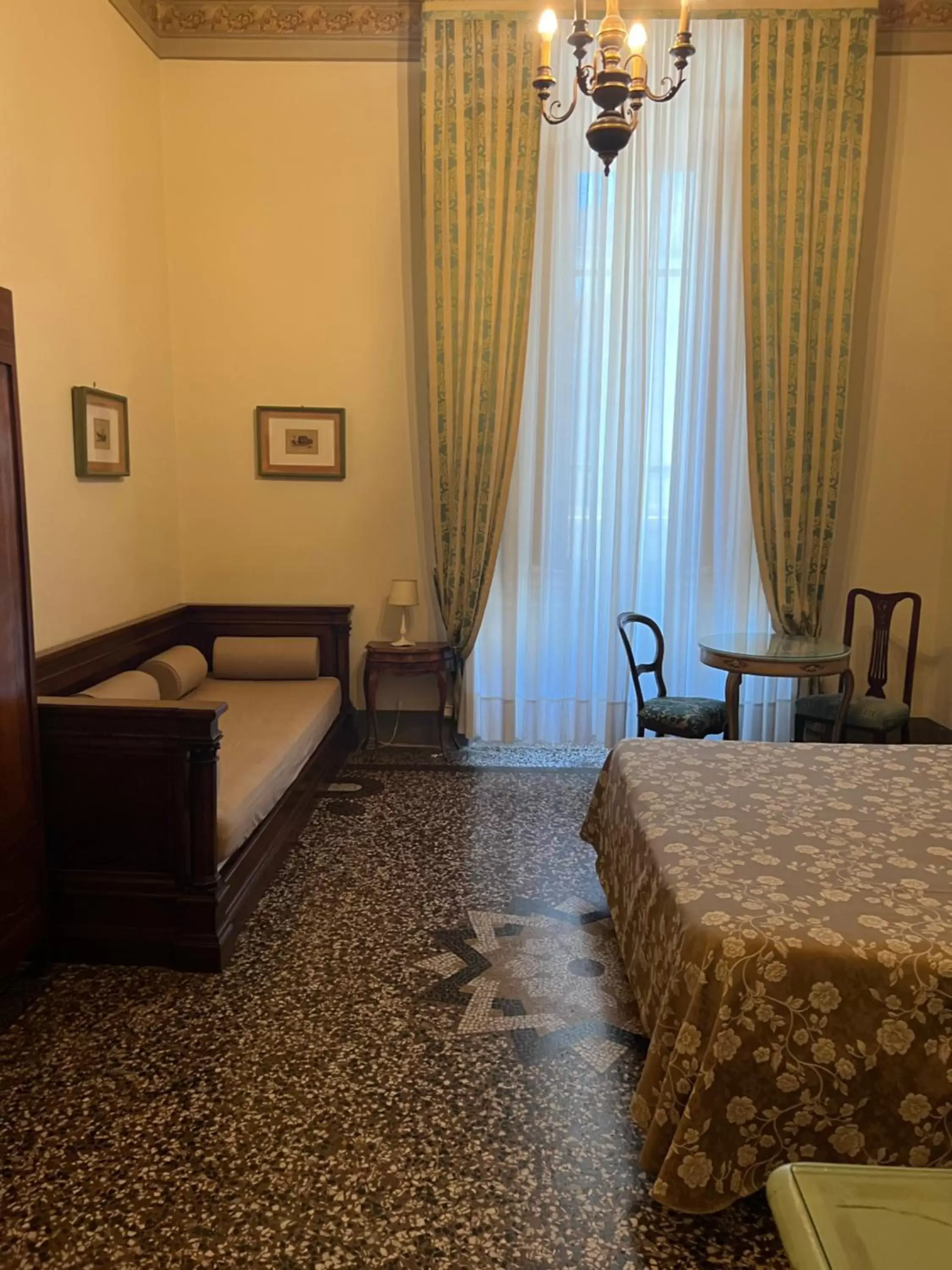 Bed, Seating Area in Hotel Villa Liana