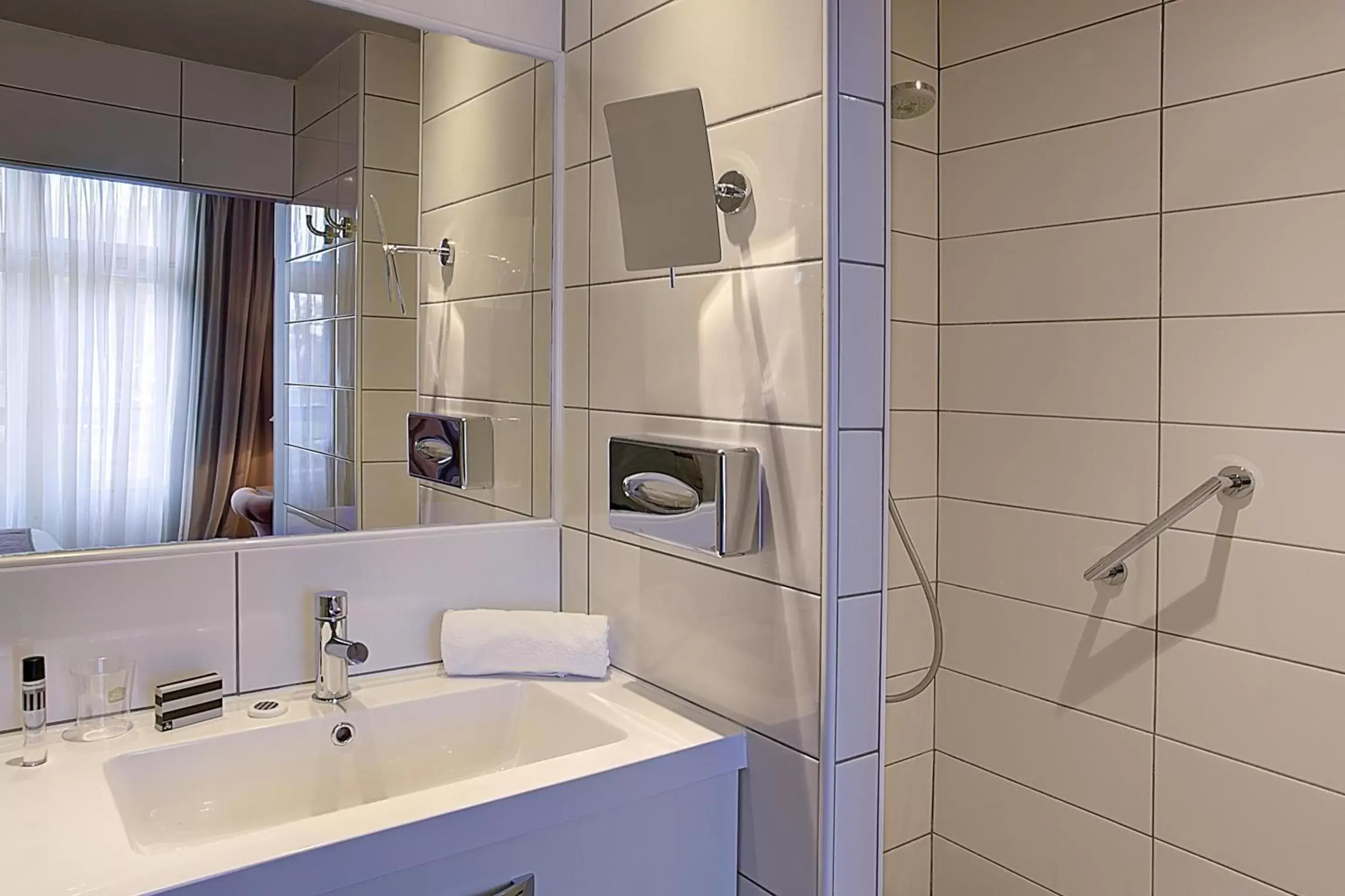 Photo of the whole room, Bathroom in Best Western Hotel de la Breche