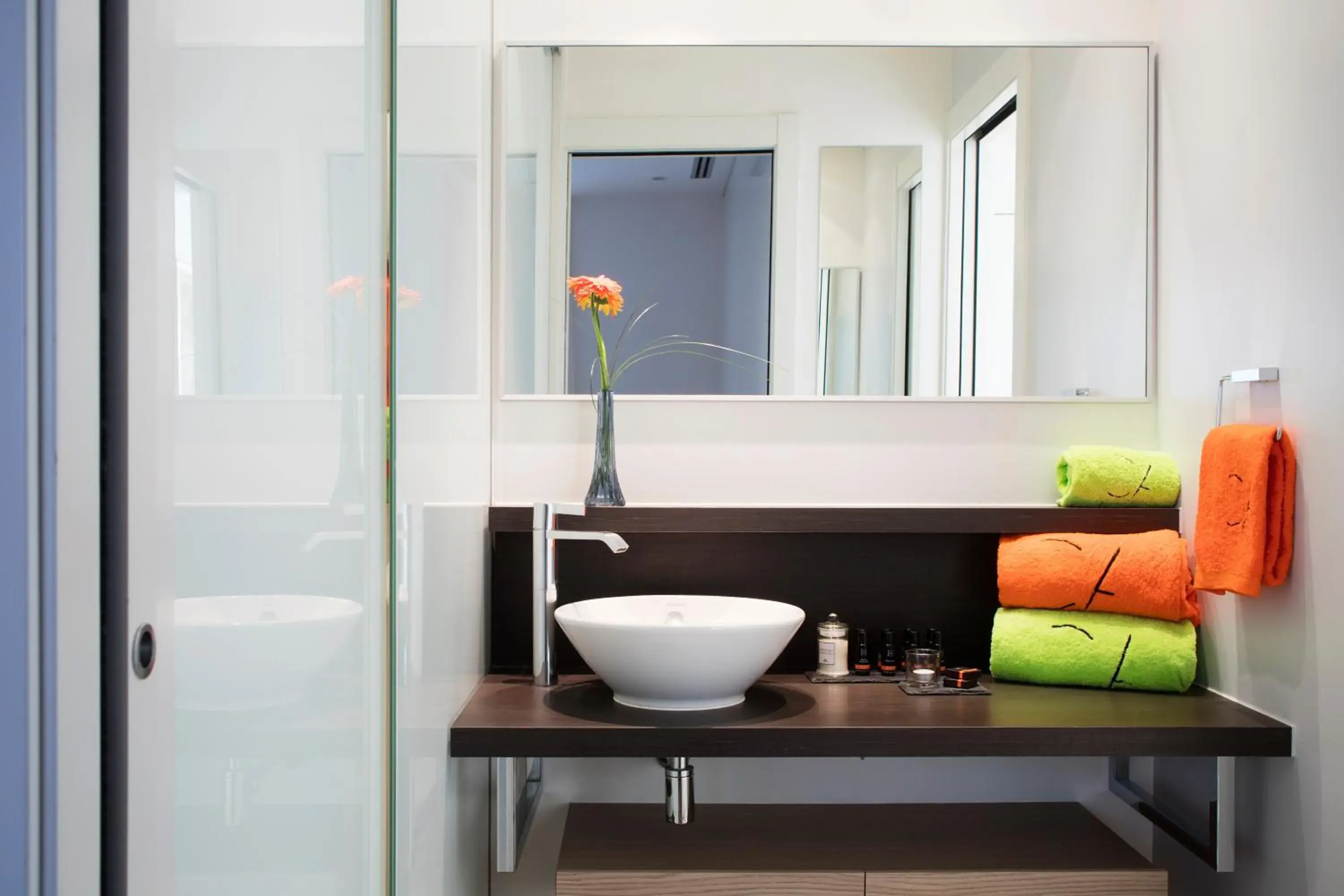 Shower, Bathroom in Cosmo Apartments Passeig de Gràcia